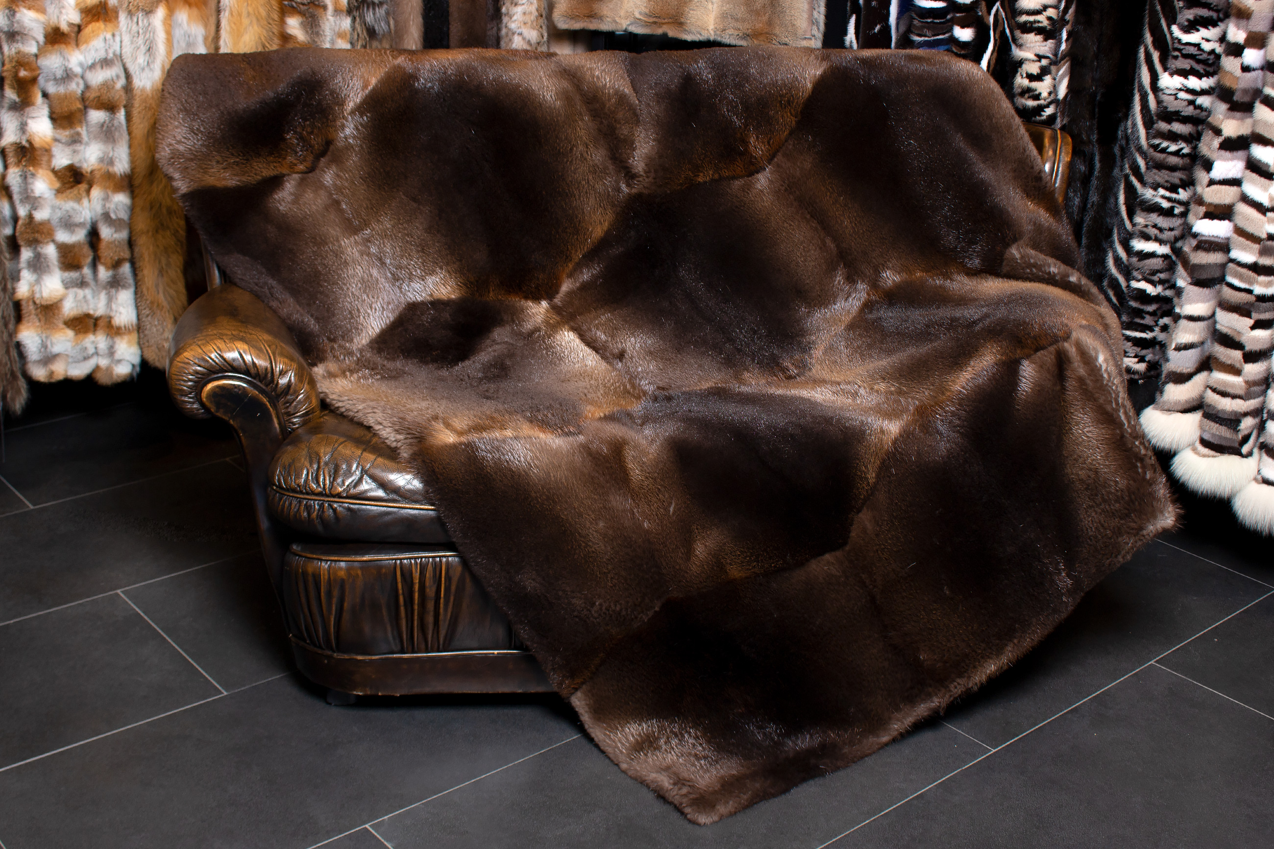 1-1660-Premium-Felldecke-kanadische-Biber-Felle-Lars-Paustian Premium Real Fur Blanket made with Beaver Fur