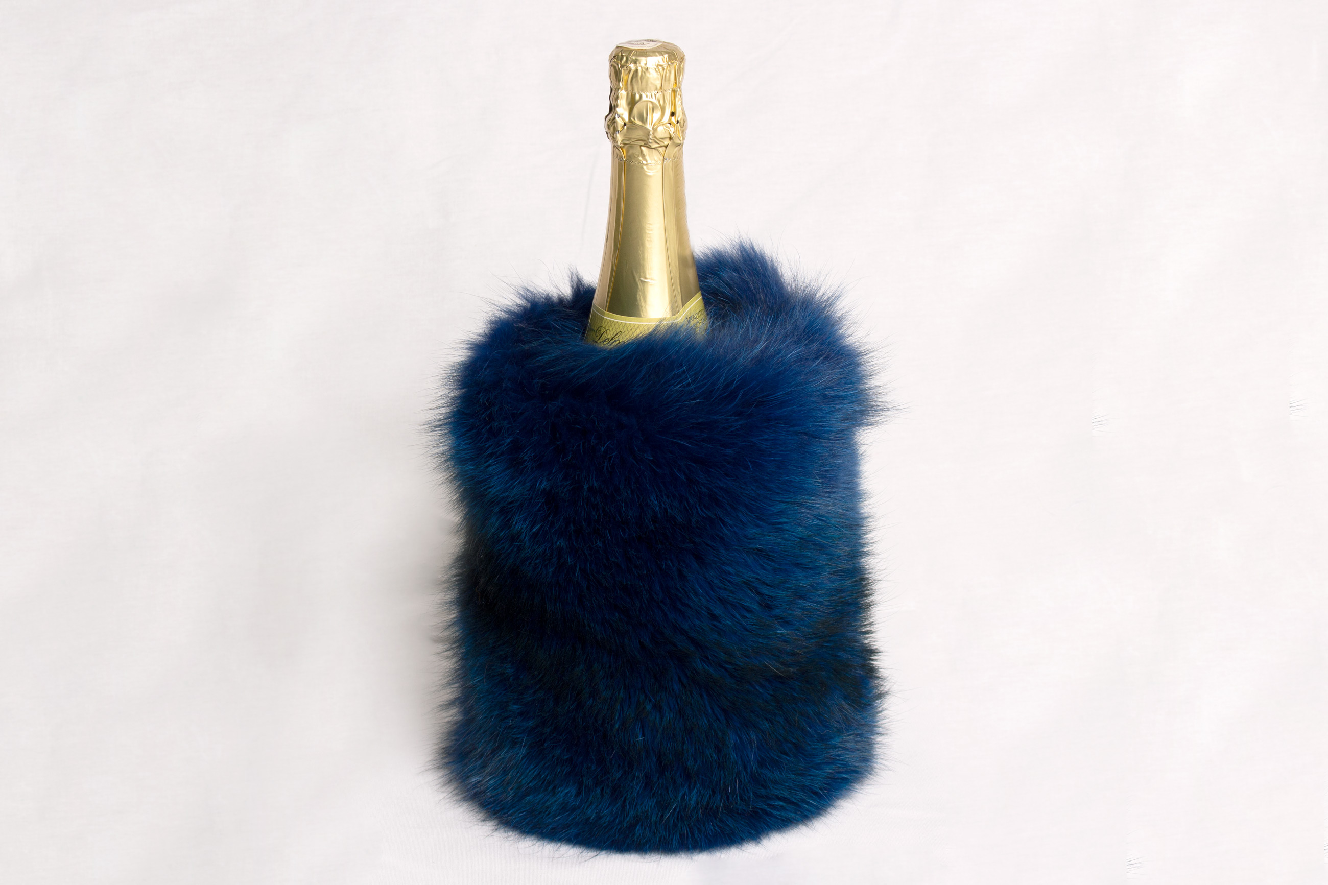 1-7011-Echtfell-Weink-hler-europaeischer-Rotfuchs-Blau-Lars-Paustian Real Fur Wine Chiller from European Red Foxes