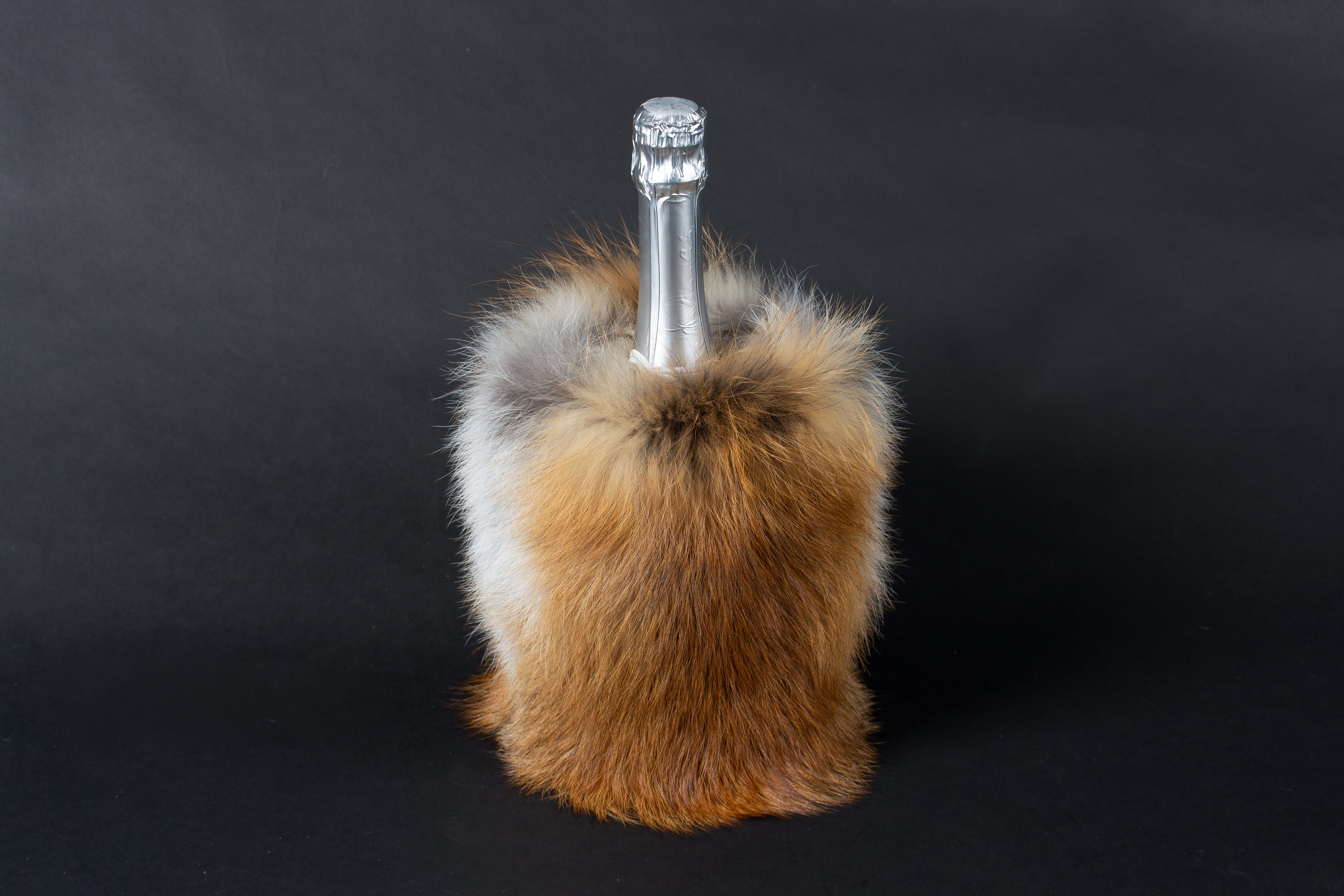 1-7002-Weinkuehler-natureller-europaeischer-Rotfuchs-Lars-Paustian Wine Chiller made of Natural Red Foxes