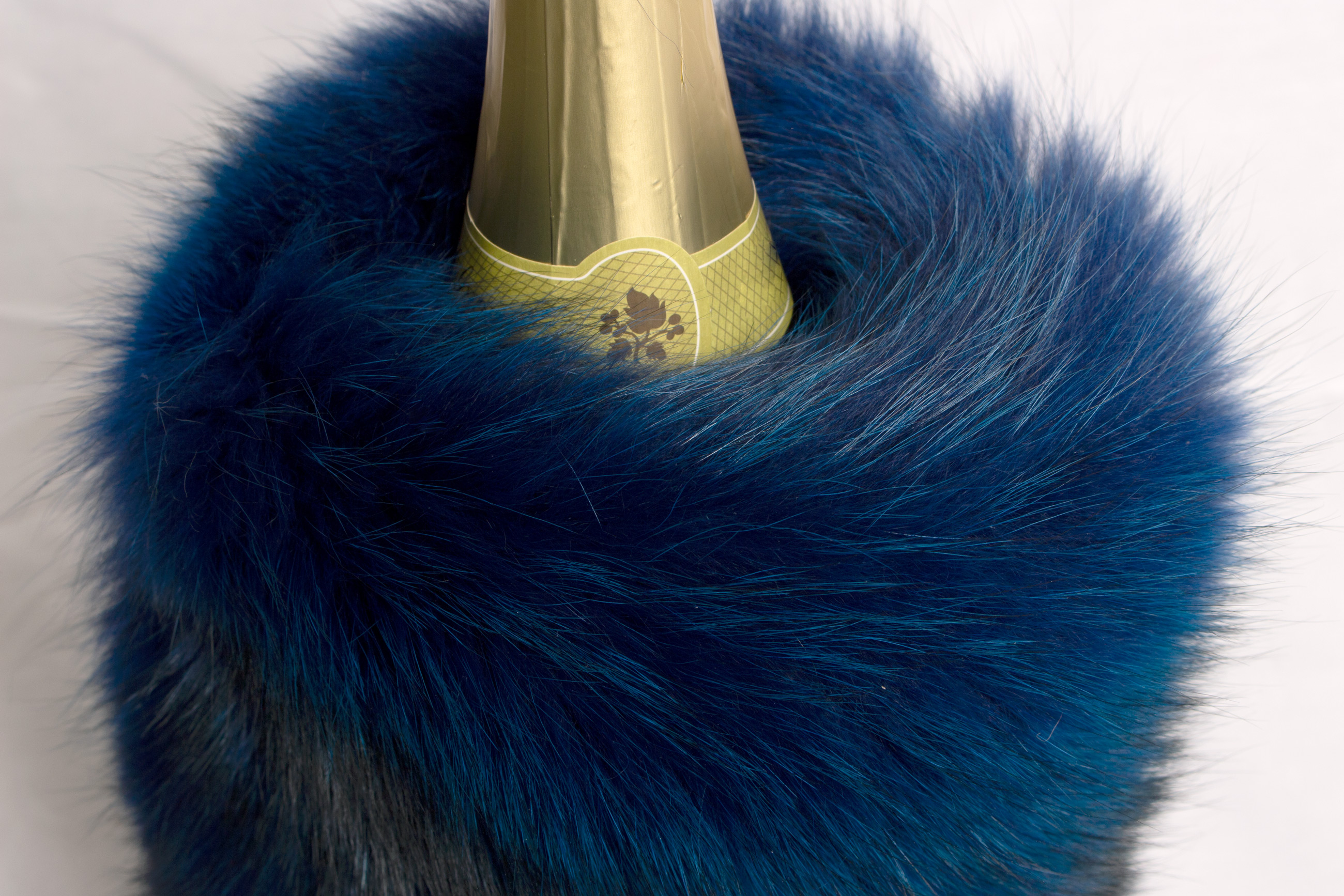 2-7011-Echtfell-Weink-hler-europaeischer-Rotfuchs-Blau-Lars-Paustian Real Fur Wine Chiller from European Red Foxes