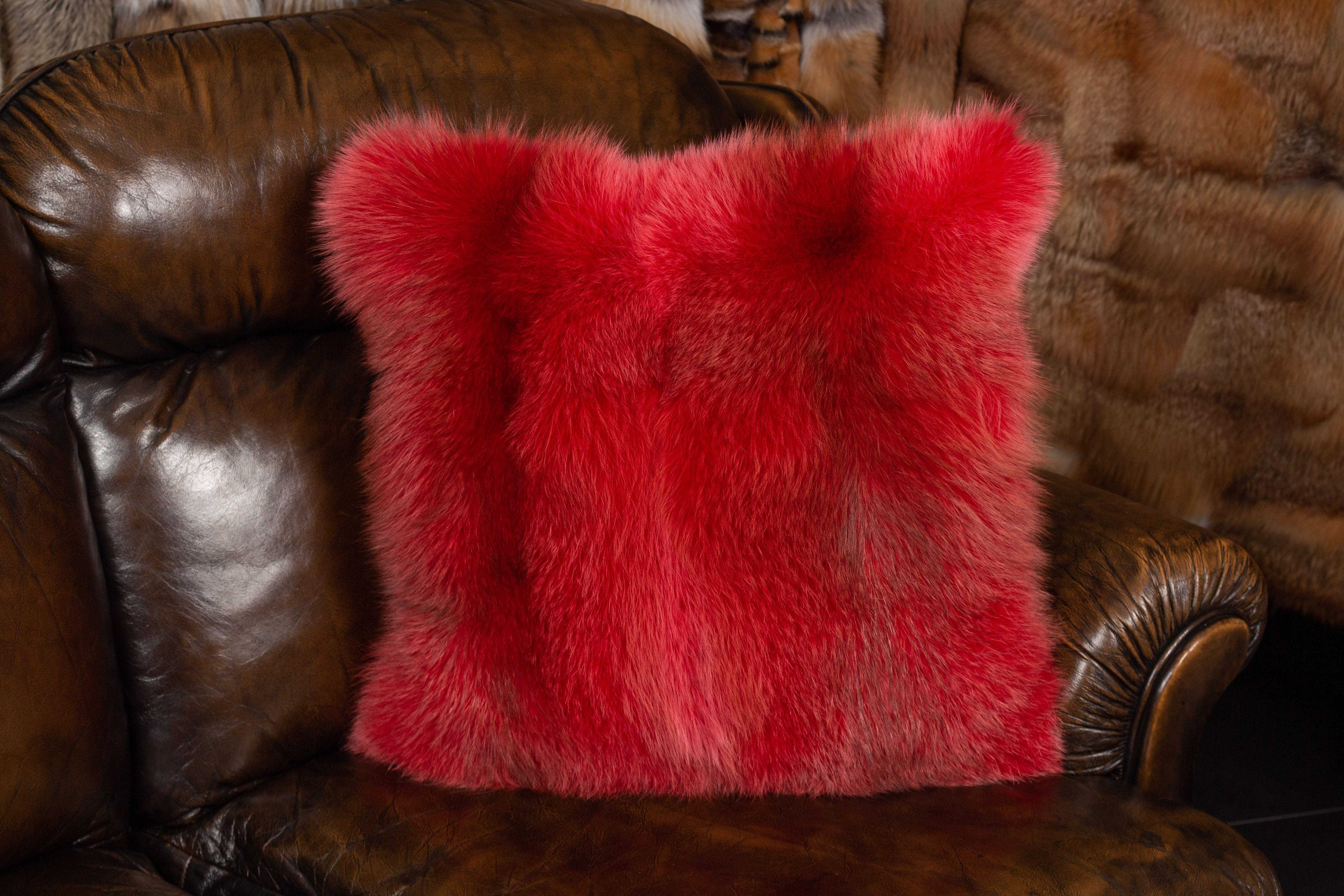 1-6441-Europaeisches-Rotfuchskissen-Rot-Echtpelz European Red Fox Fur Pillow in Red