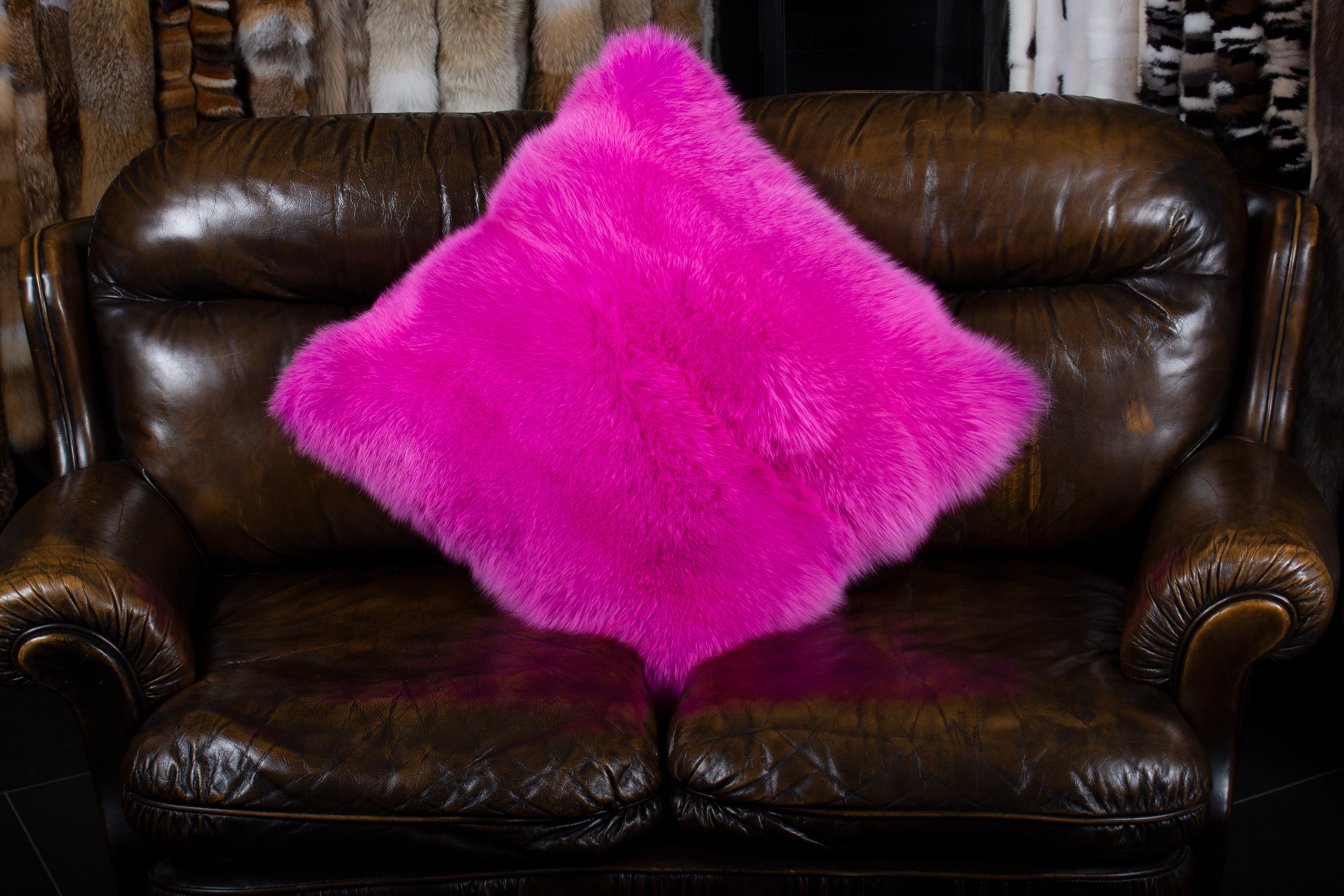 1-3635-Pinkes-Shadow-Fuchsfell-Kissen-Echtpelz Pink Shadow Fox Fur Cushion - Real Fur