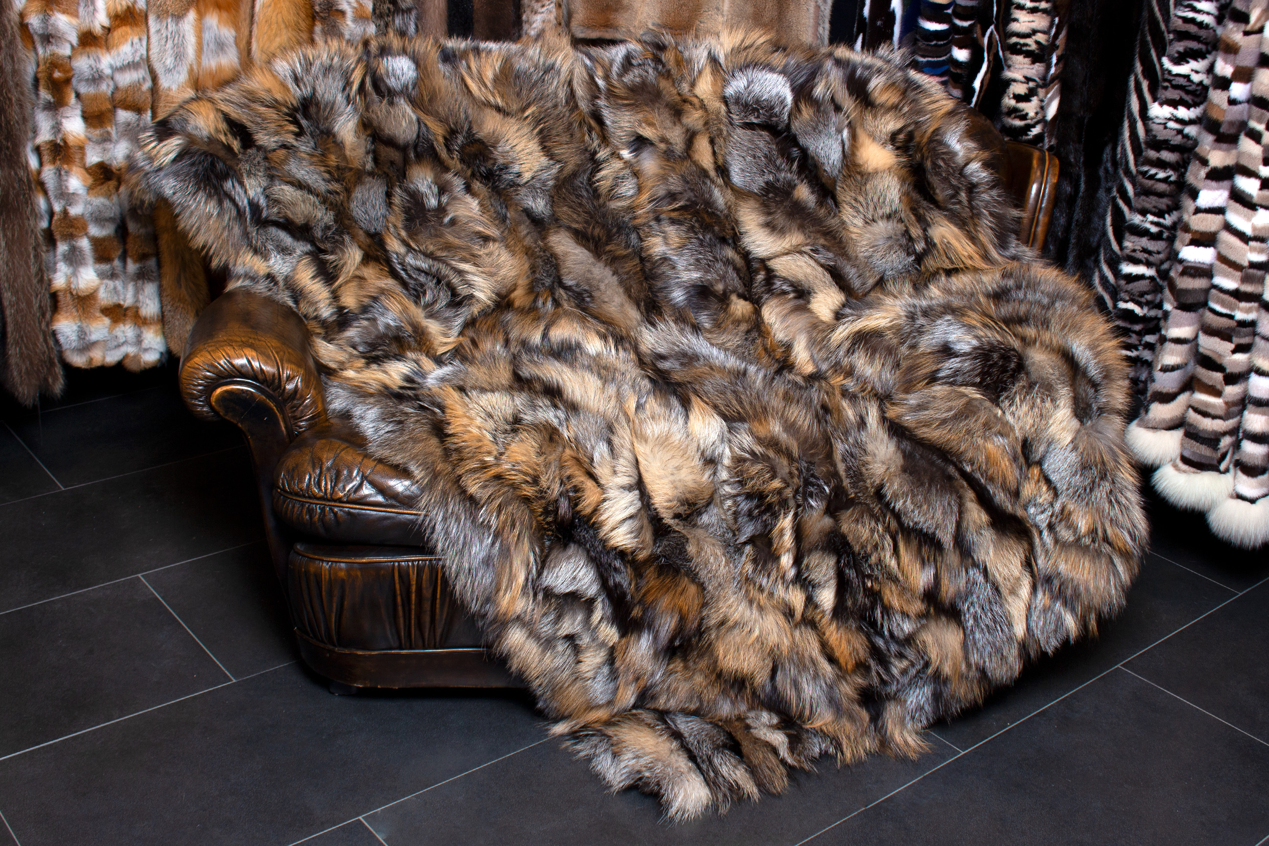 1-5775-Besondere-Golden-Cross-Fuchsseiten-Pelzdecke-Echtfell-Lars-Paustian Special Golden Cross Fox Fur Throw