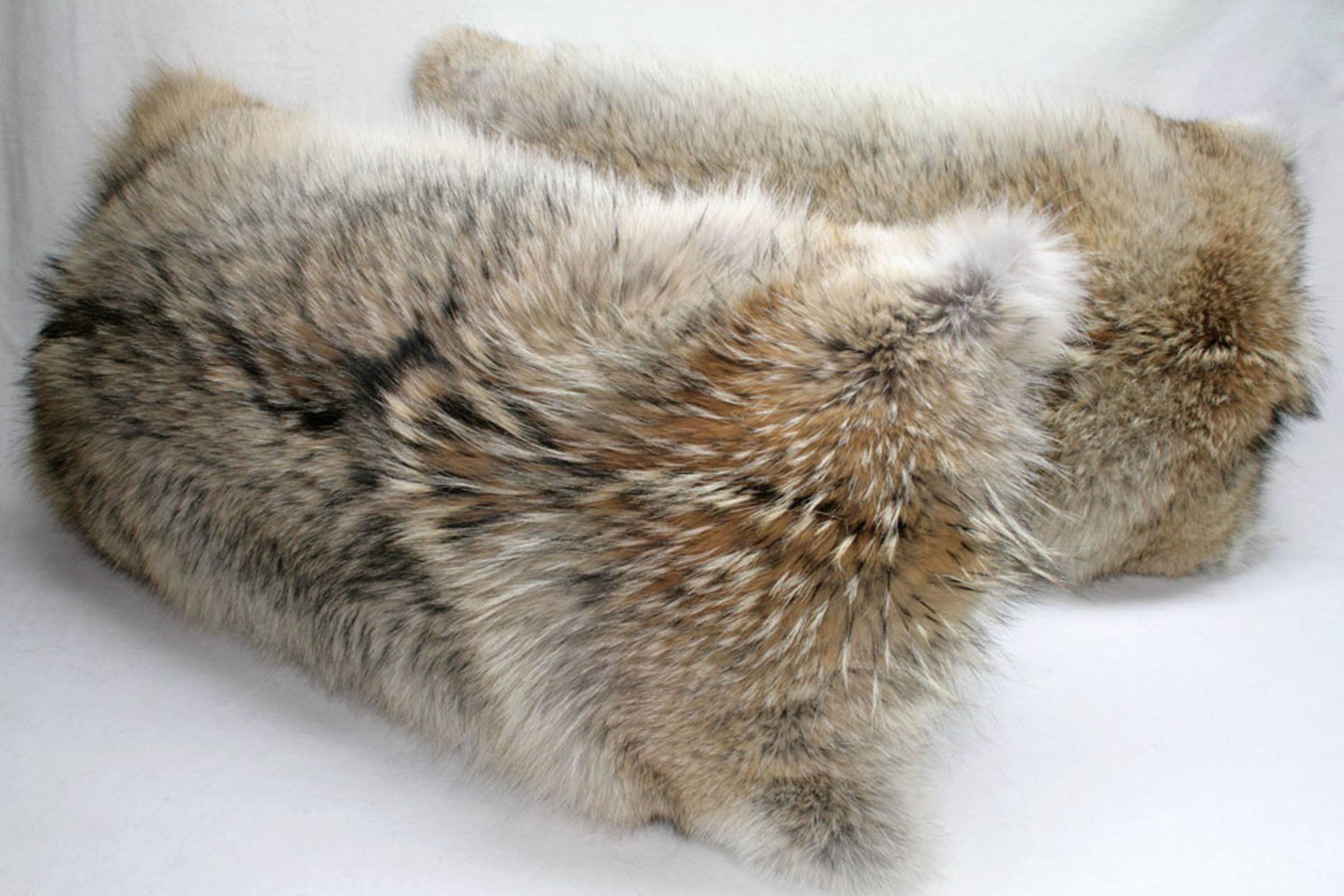 1-965-Kojotenkissen-kanadische-Felle Coyote fur pillow - double sided