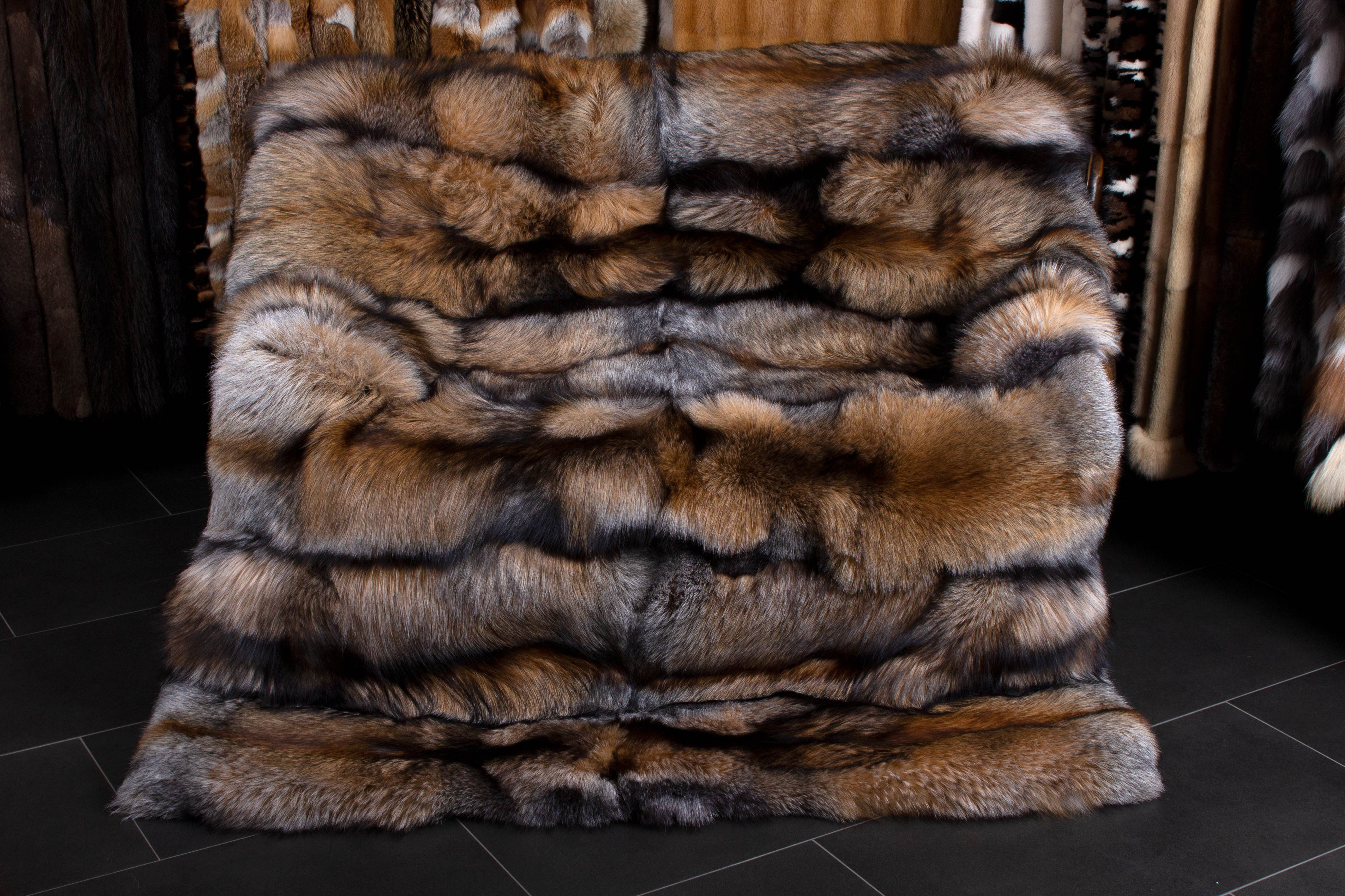 3-2888-Kuschelige-Smokey-Fuchs-Pelzdecke-Lars-Paustian Cozy Real Fox Fur Blanket - Genuine Smokey Fox Fur