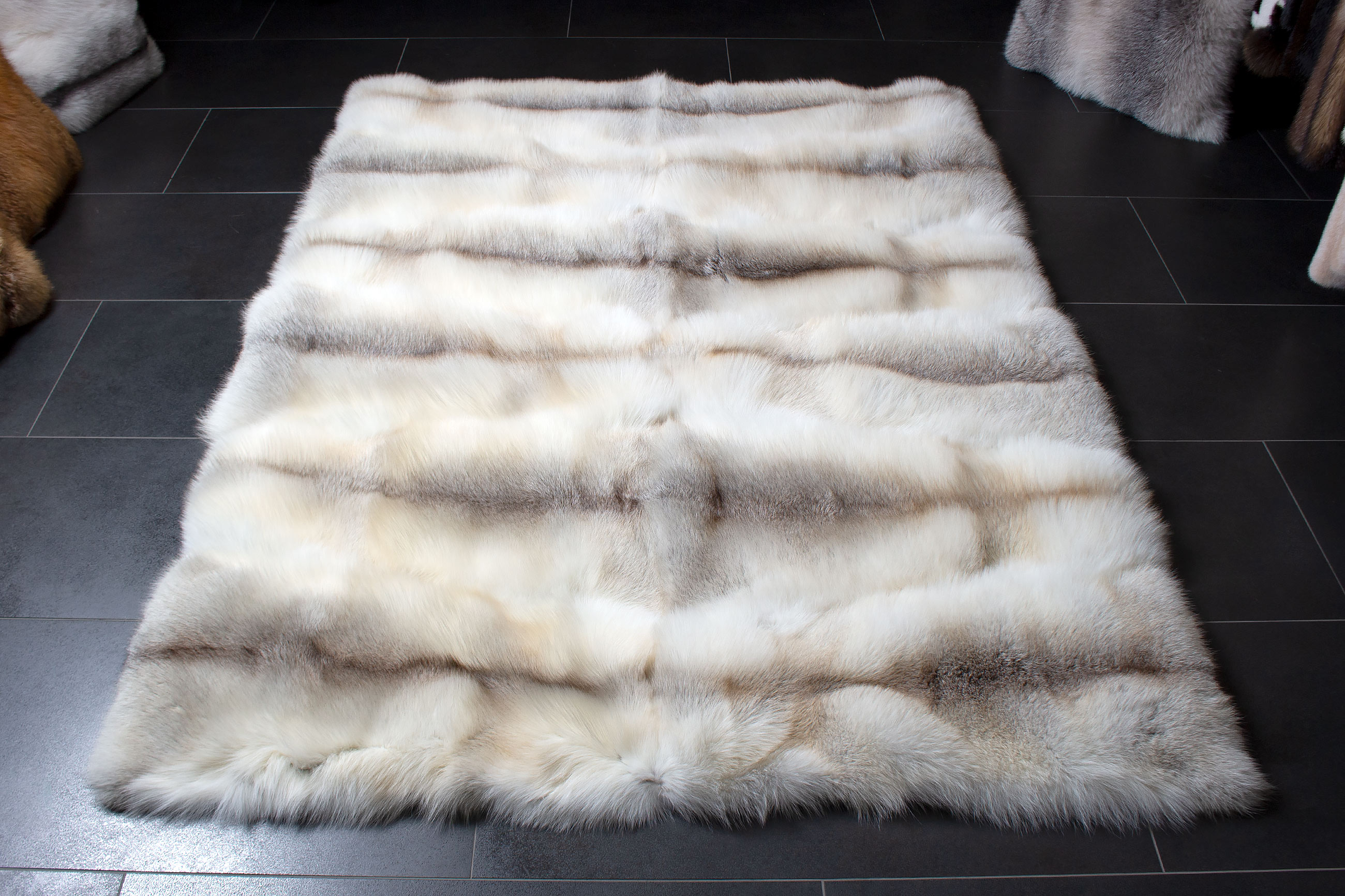 2-1505-Fawnlight-Fuchs-Echtpelz-Teppich-Lars-Paustian Cozy Fawnlight Fox Fur Carpet - Genuine Fur