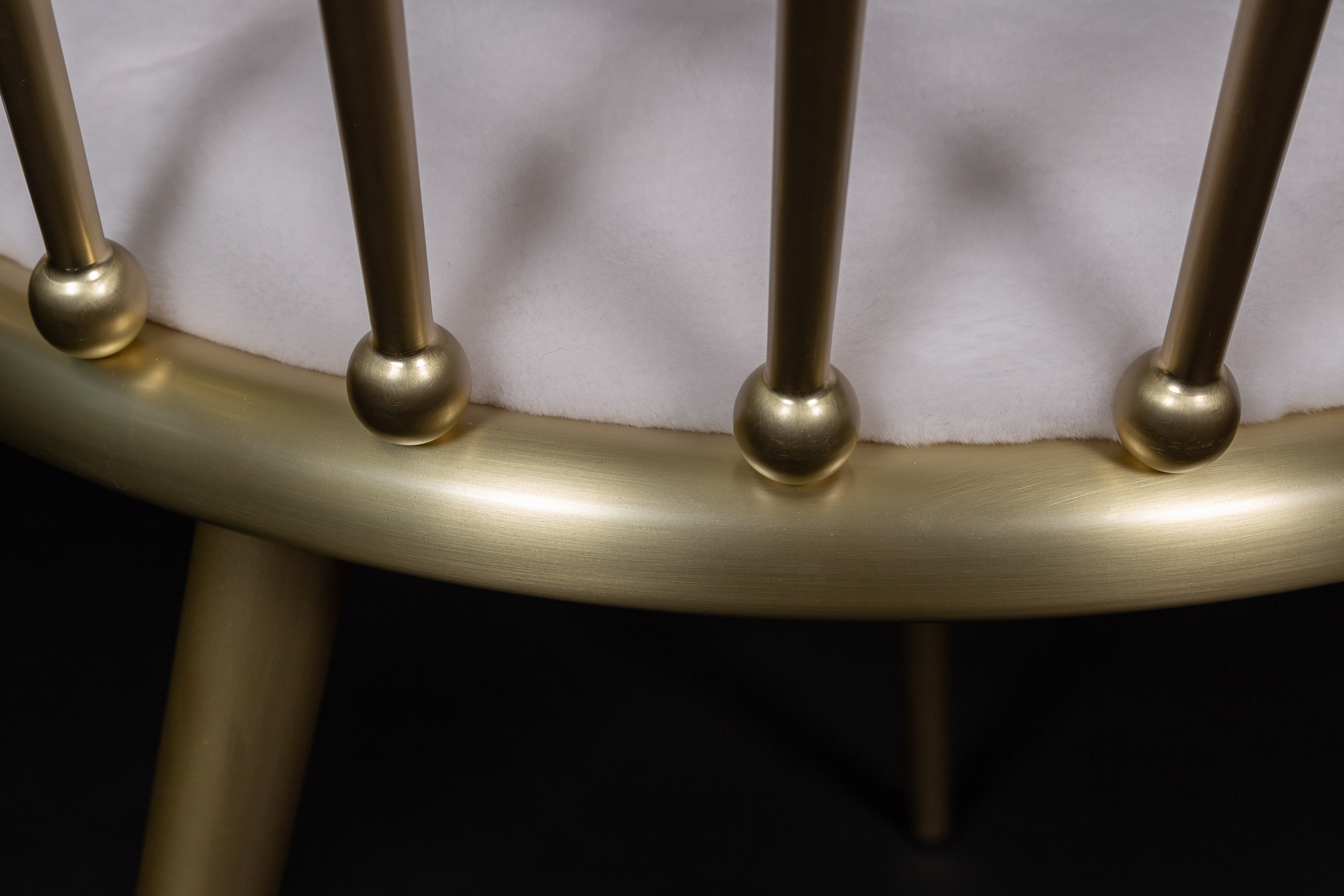 5-6958-Stuhl-Gerupfter-Nerz-Weiss-Lars-Paustian Chair with Plucked White Mink