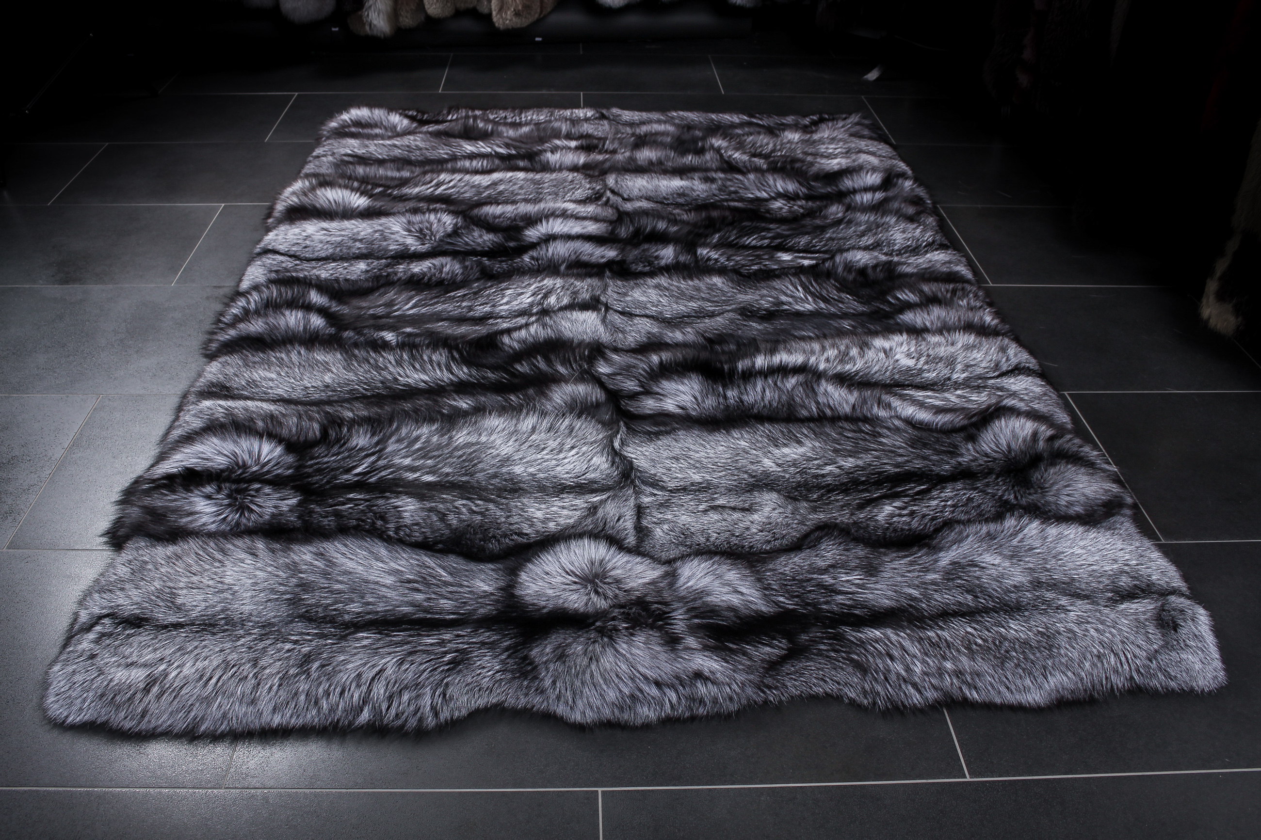 2-1915-Silberfuchs-Teppich-Echtpelz SAGA Silver Fox Fur Carpet - natural
