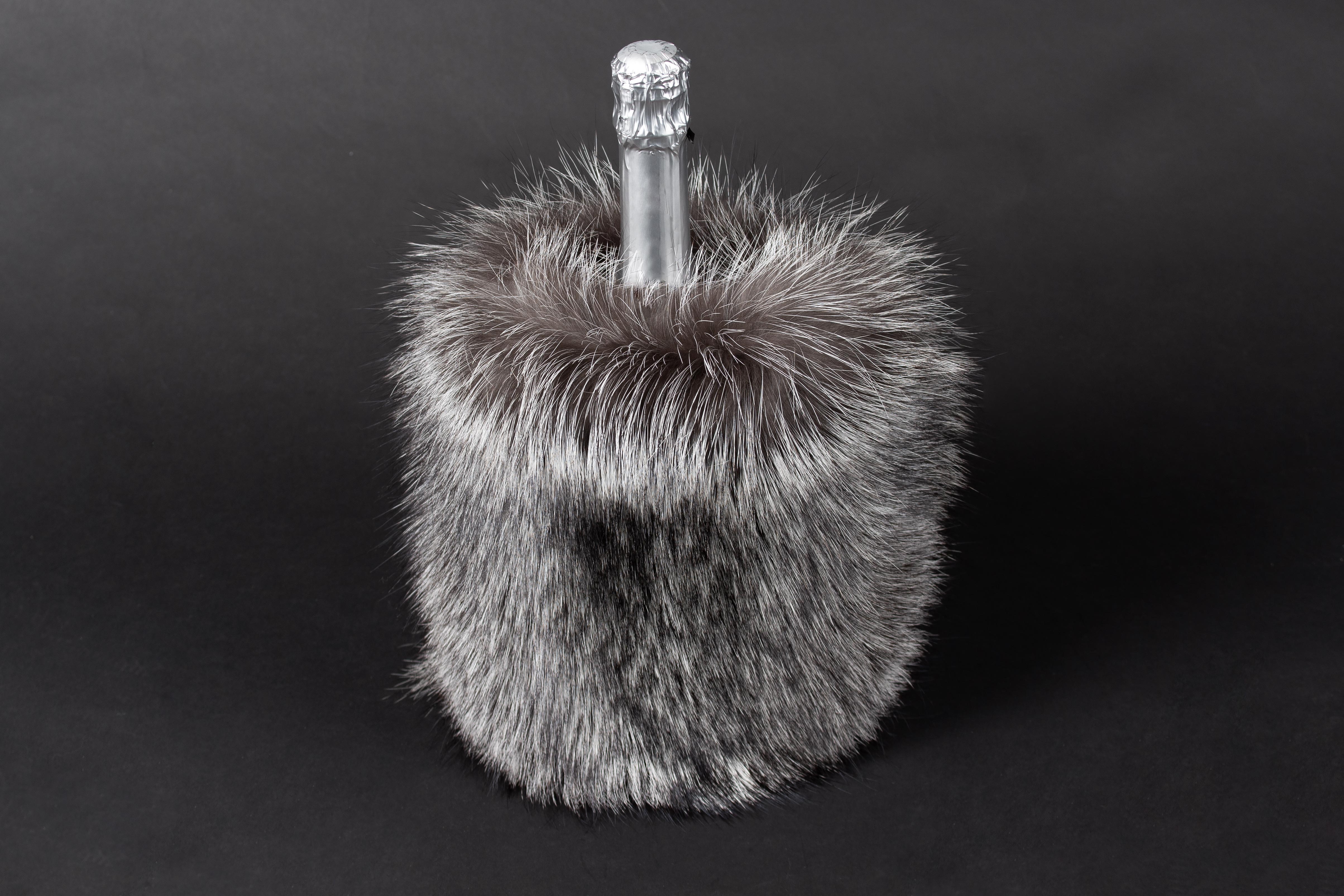 2-7000-Sekt-Husse-Silberfuchs-Echtfell-Echtpelz-Lars-Paustian Wine Chiller from Scandinavian Silverfox Skins