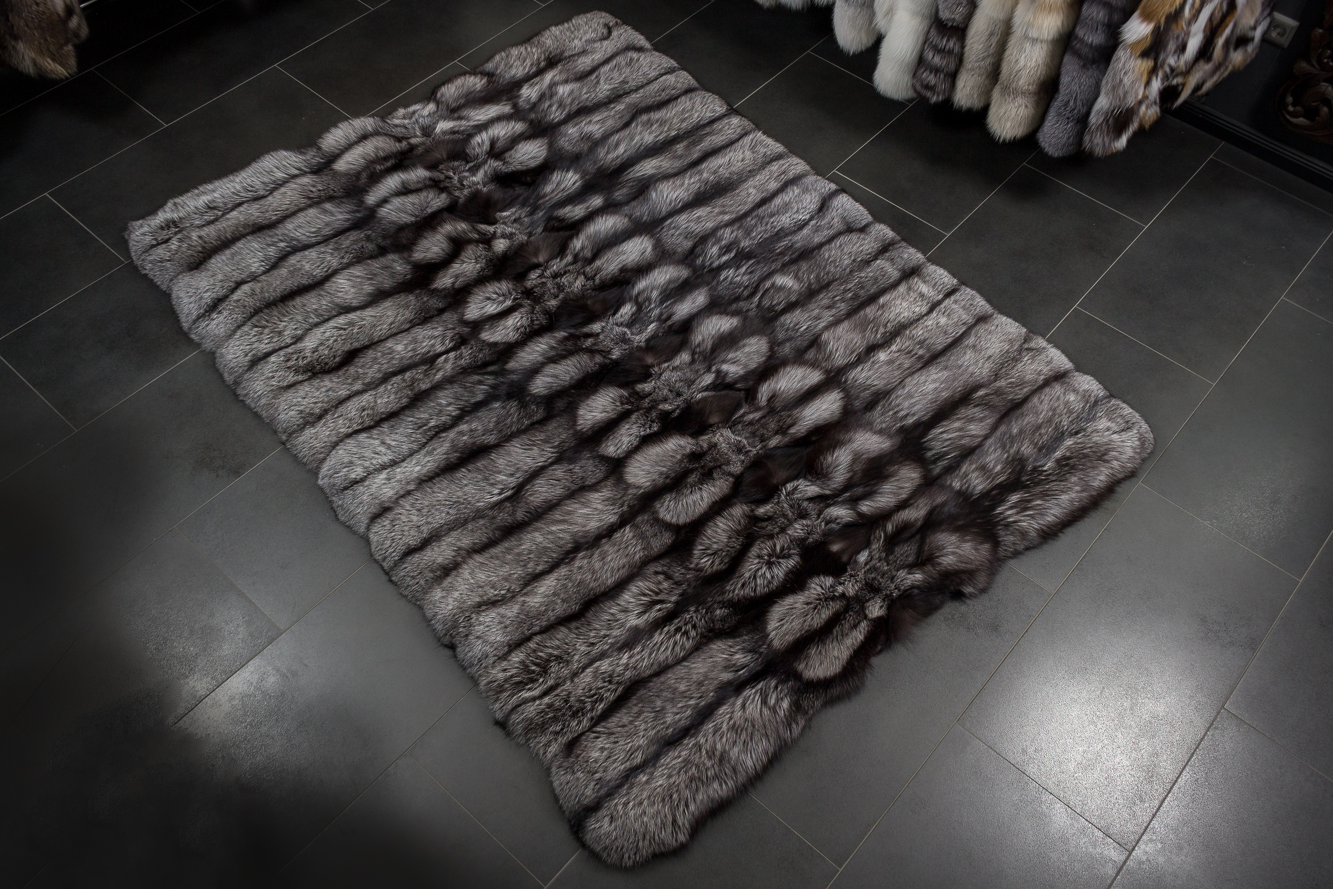 01-2391-Fellteppich-skandinavischen-Silberfuechsen Fur Rug made with Scandinavian Silver Foxes