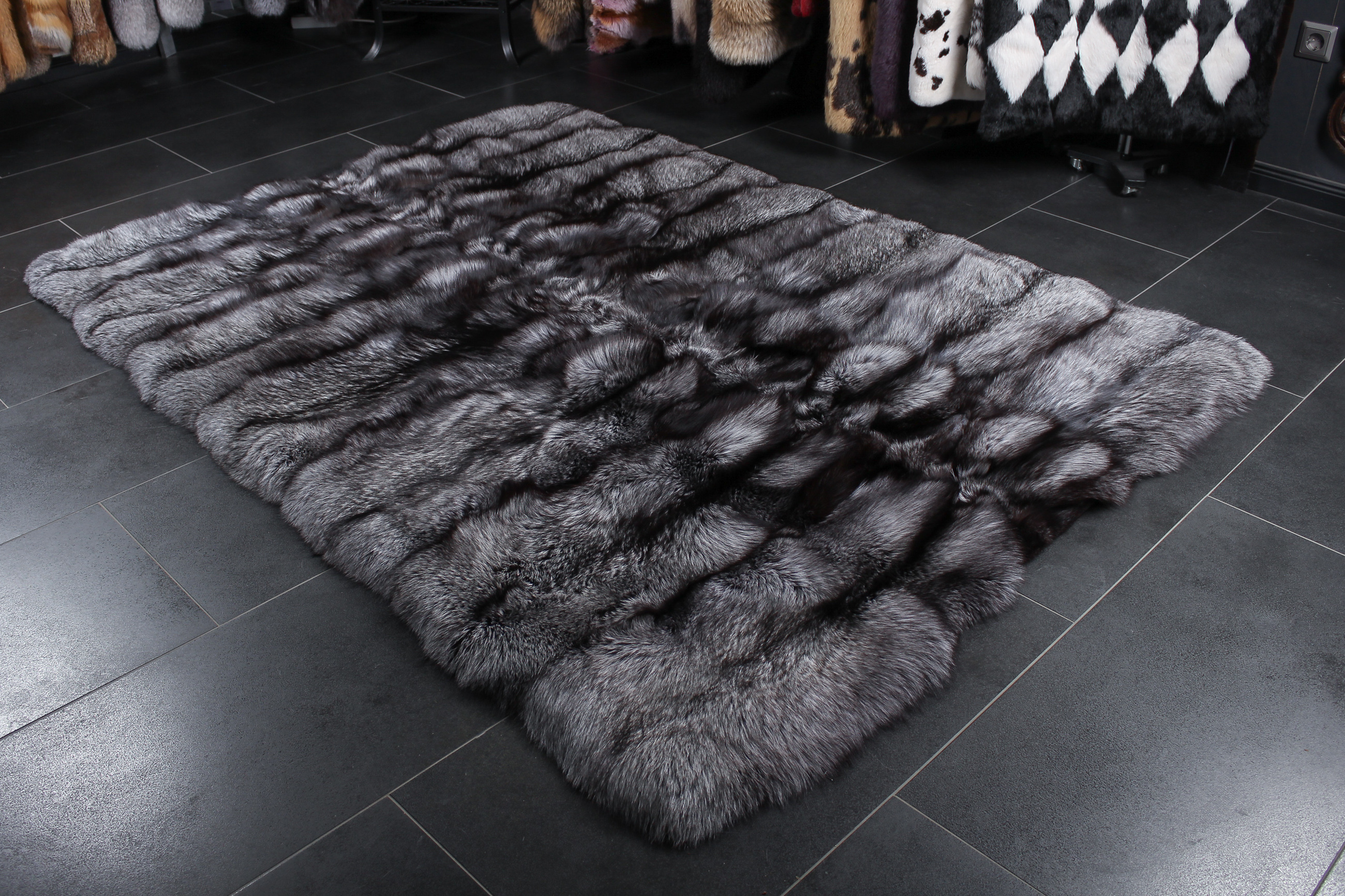 1-1445-Silberfuchsfell-Teppich-Echtpelz Silverfox Fur Rug SAGA Furs