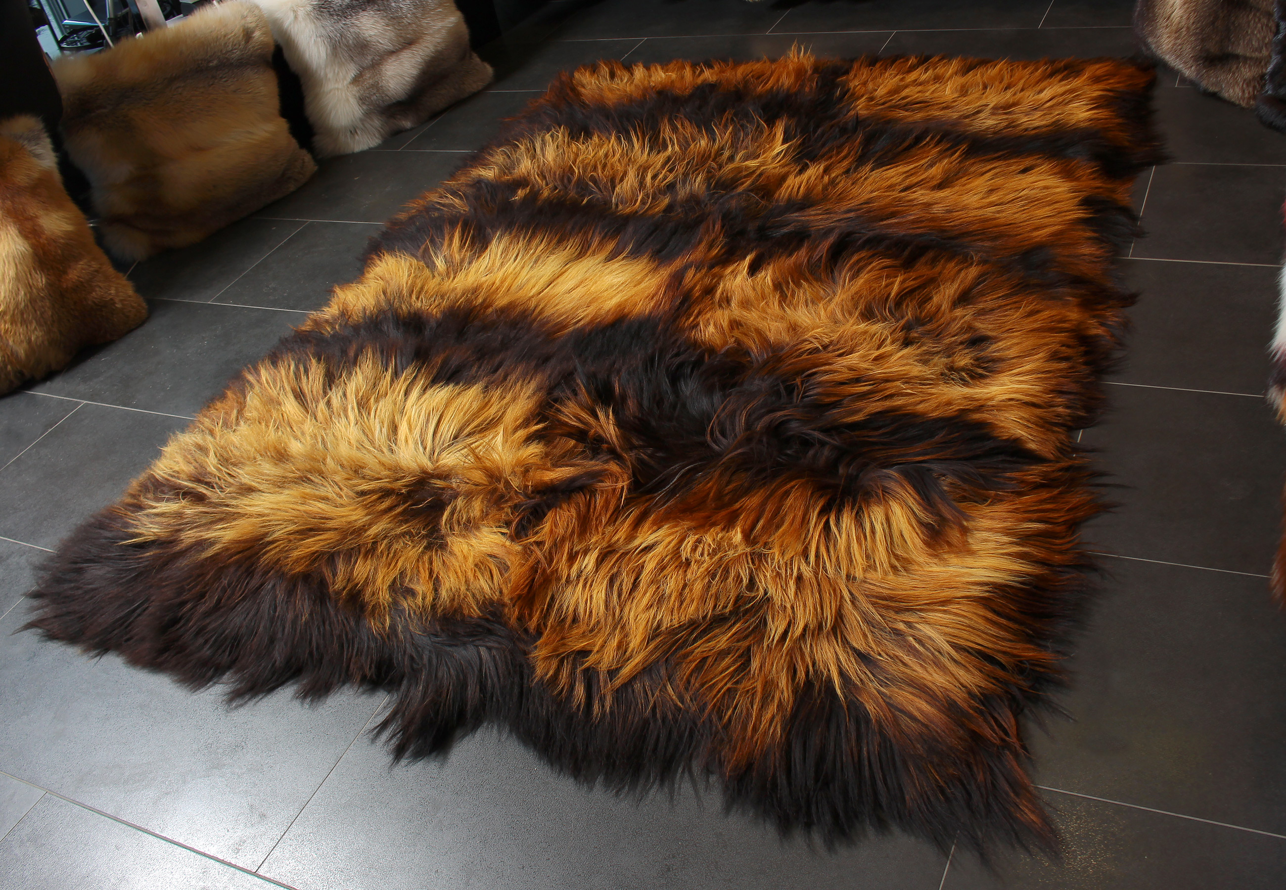 2-4007-feuriger-Lammfell-Teppich-Schwarz-Beige-Lars-Paustian Special Nordic Lamb Fur Carpet in Black Beige