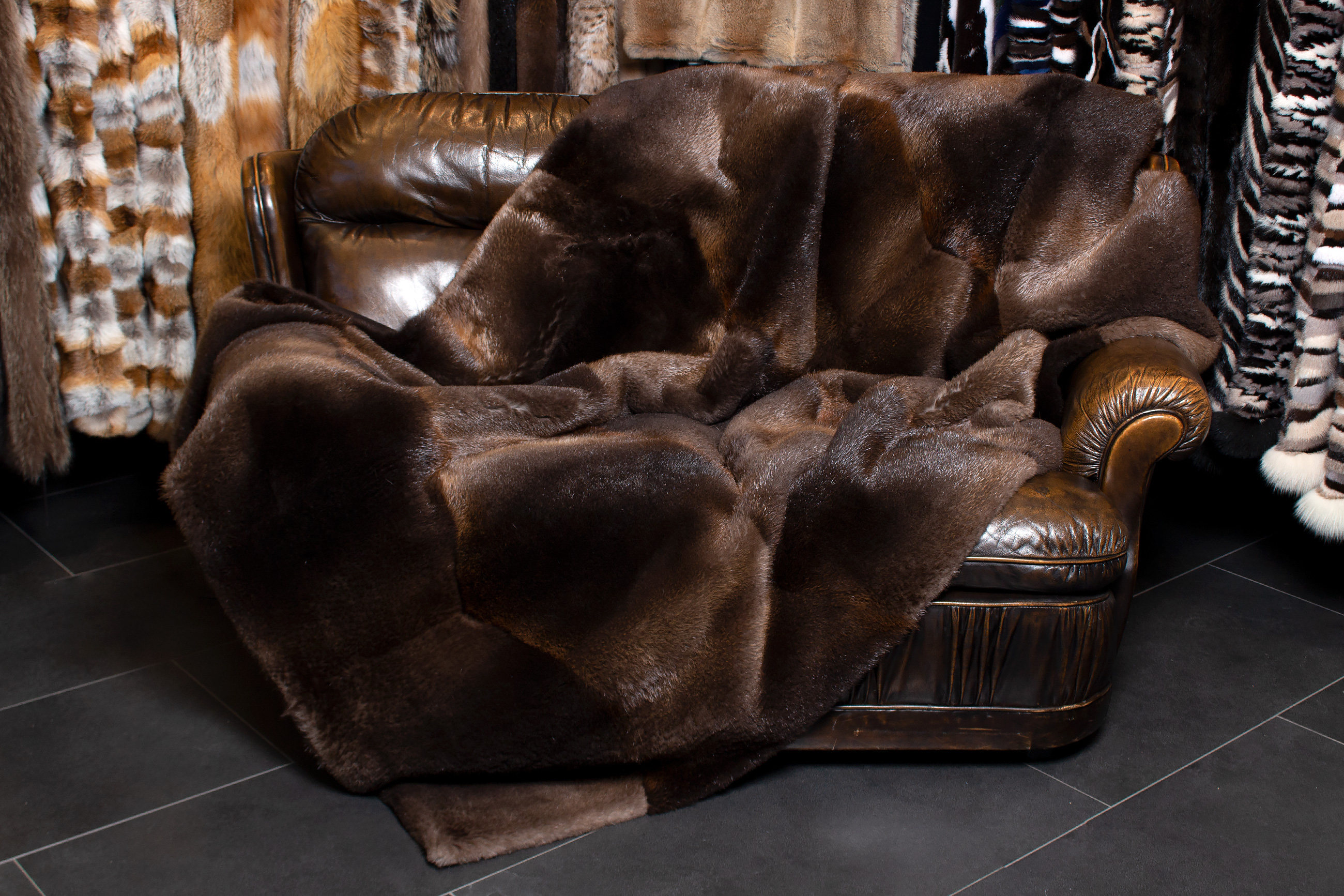 2-1660-Premium-Felldecke-kanadische-Biber-Felle-Lars-Paustian Premium Real Fur Blanket made with Beaver Fur
