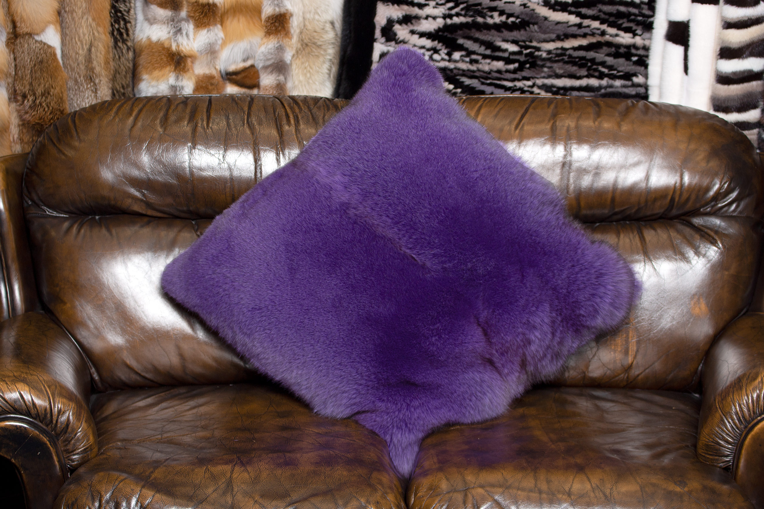 1-1435-Pelz-Kissen-lila-Blaufuchs-Echtfell-Lars-Paustian Fur Pillow from Purple Blue Fox Skins