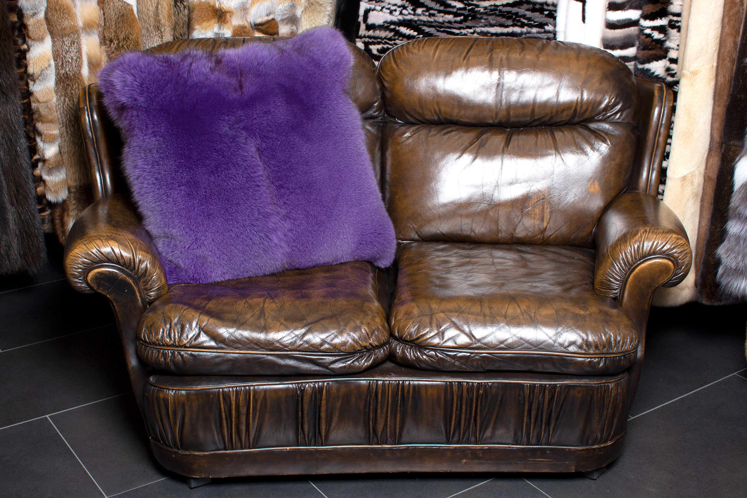 2-1435-Pelz-Kissen-lila-Blaufuchs-Echtfell-Lars-Paustian Fur Pillow from Purple Blue Fox Skins