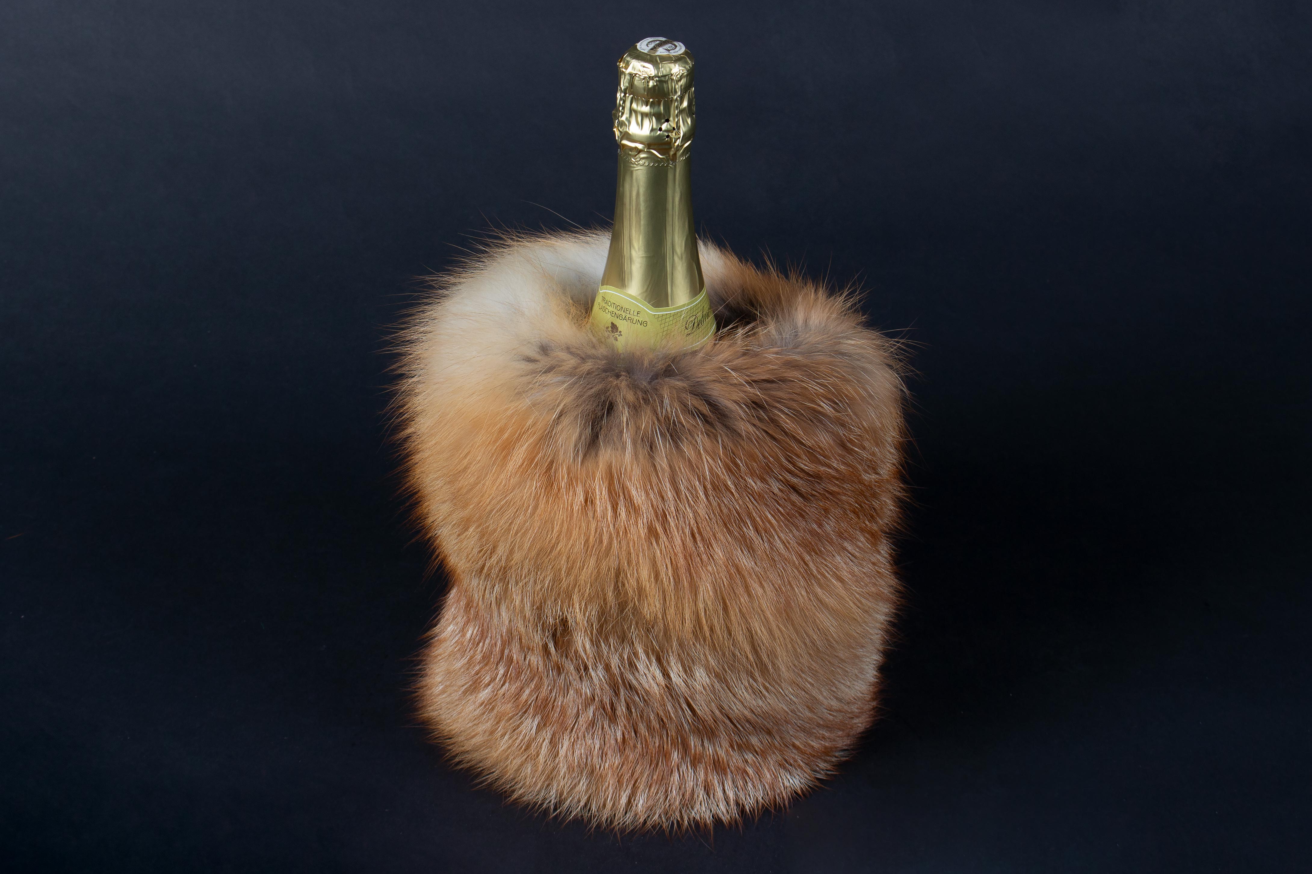 2-7003-Flaschenkuehler-Weinflaschen-kanadischem-Rotfuchs-Lars-Paustian Wine Chiller from Canadian Red Fox Skins
