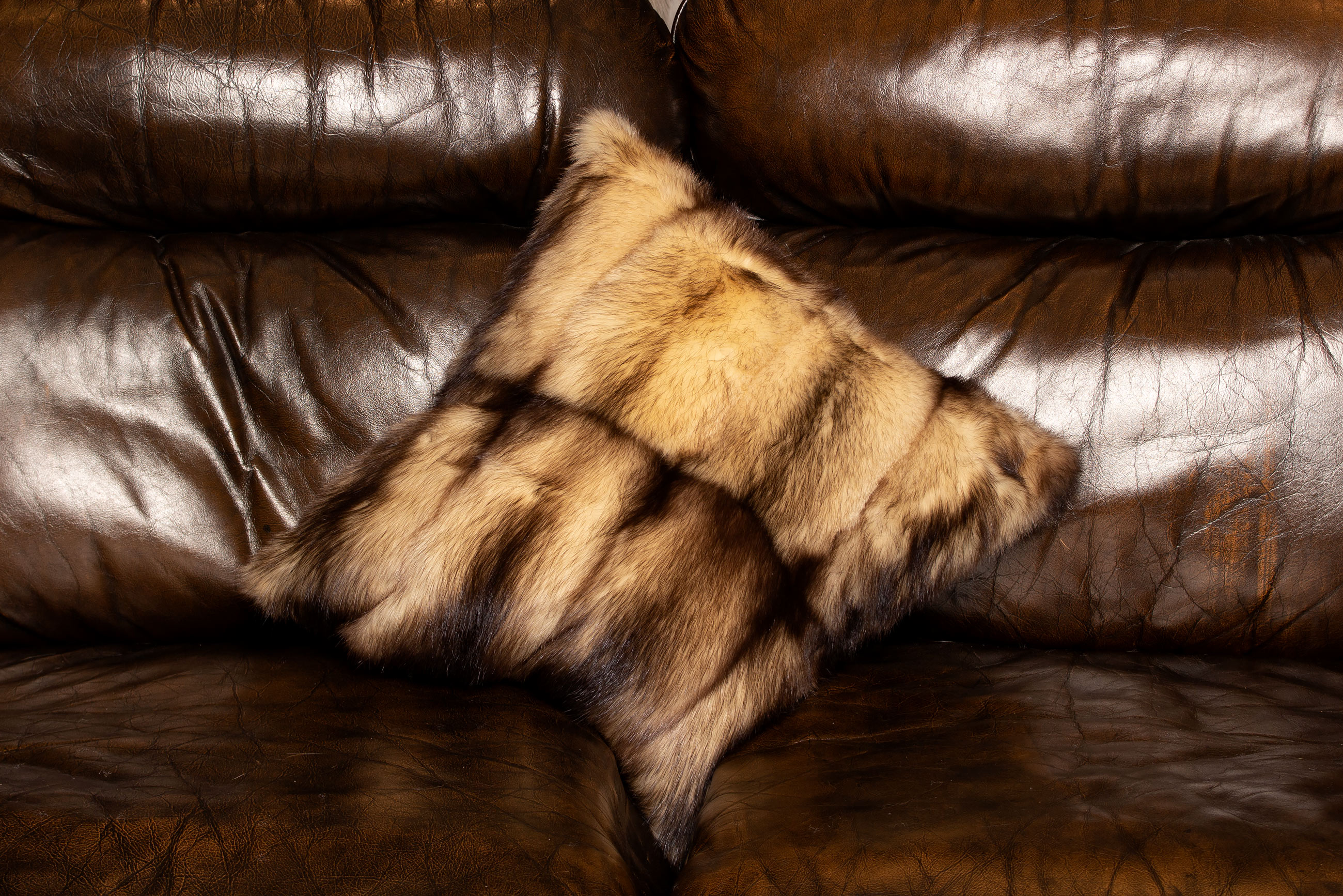 2-2462-helles-Iltis-Pelz-Kissen-kanadisches-Echtfell-Lars-Paustian Light-Coloured Fitch Fur Cushion
