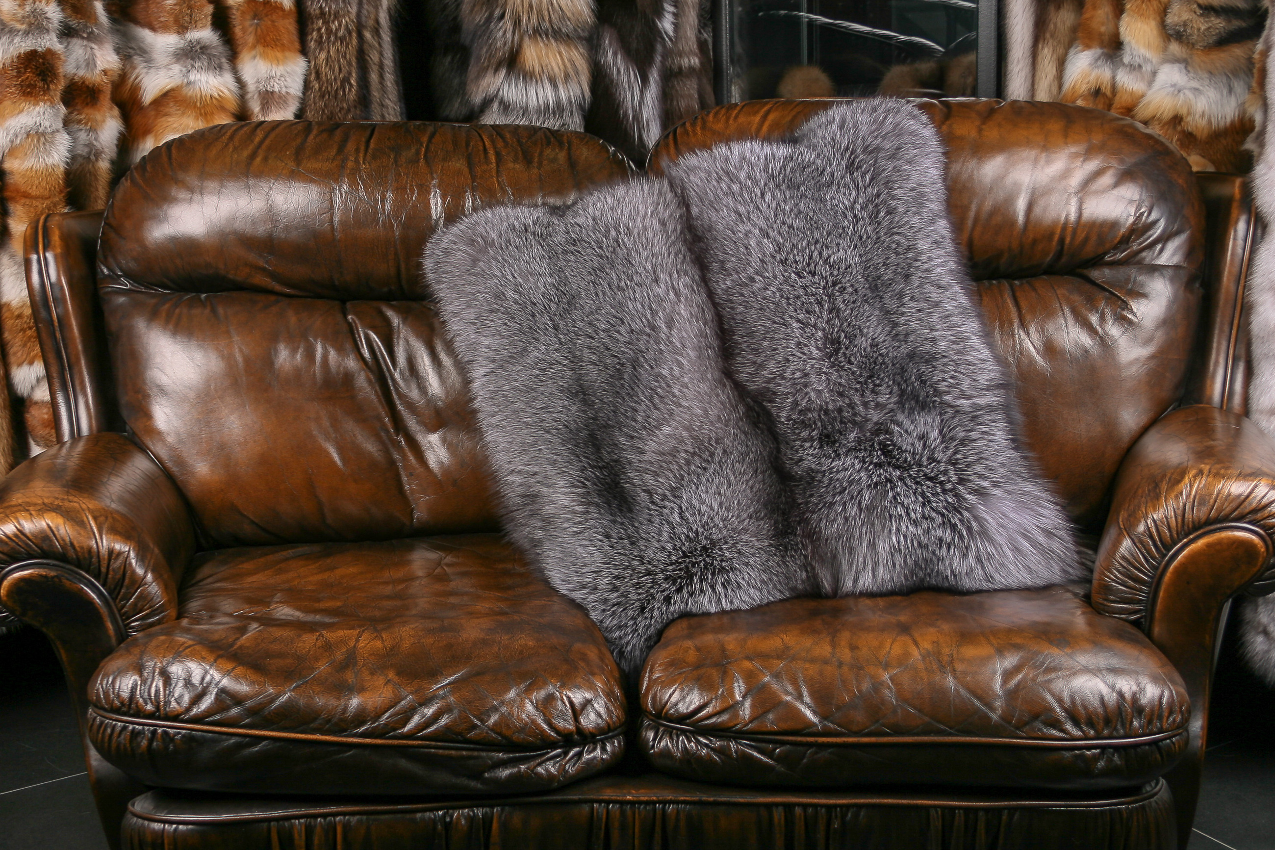 2-1173-Naturgraues-Blue-Frost-Fuchs-Fellkissen Blue Frost Fox Fur Pillow (SAGA Fur)
