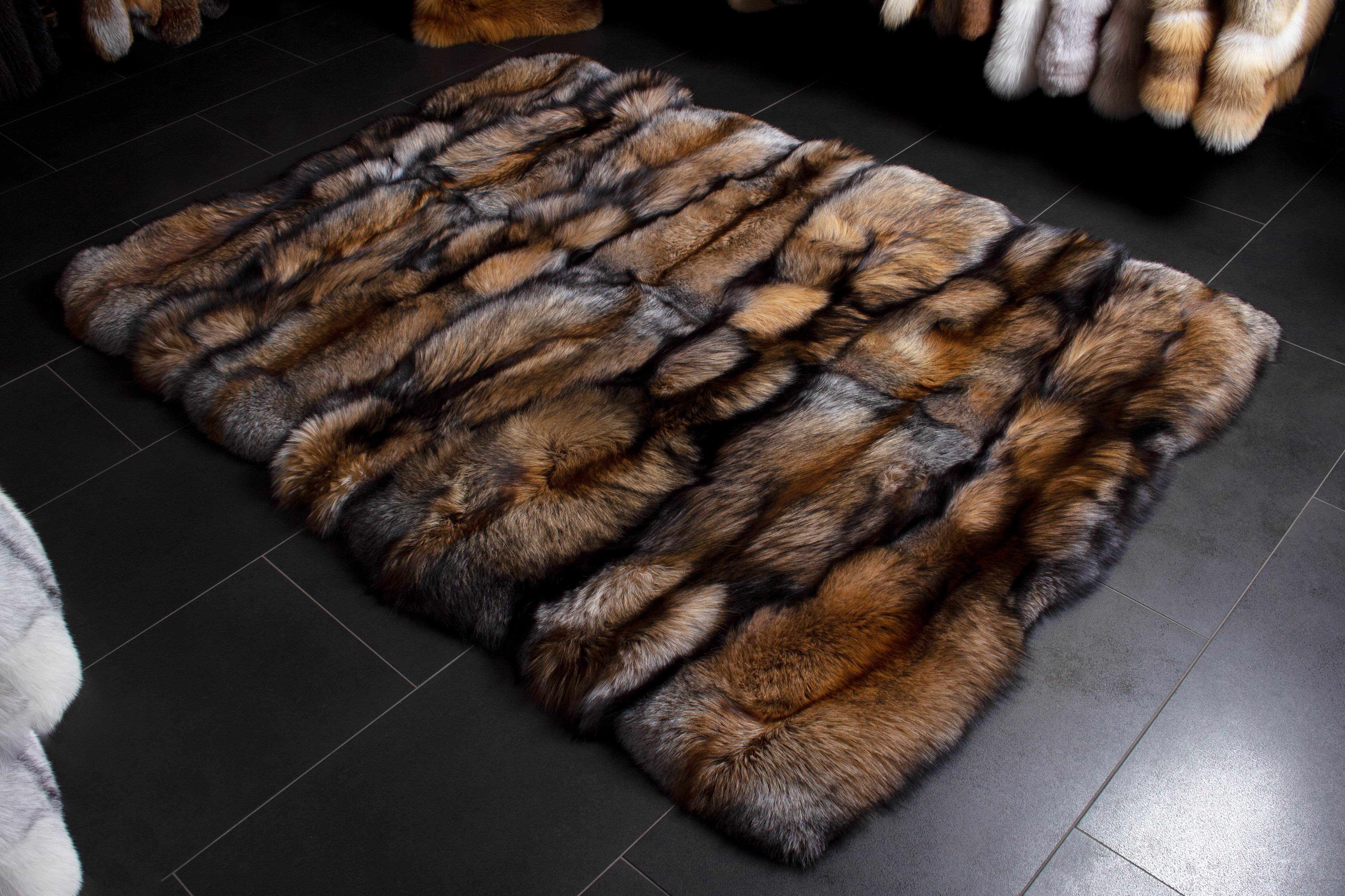 1-2995-Smokey-Echtfell-Fuchsteppich-Felle-Smokey-Fuchs-Lars-Paustian Genuine Fox Fur Carpet from Smokey Fox Skins