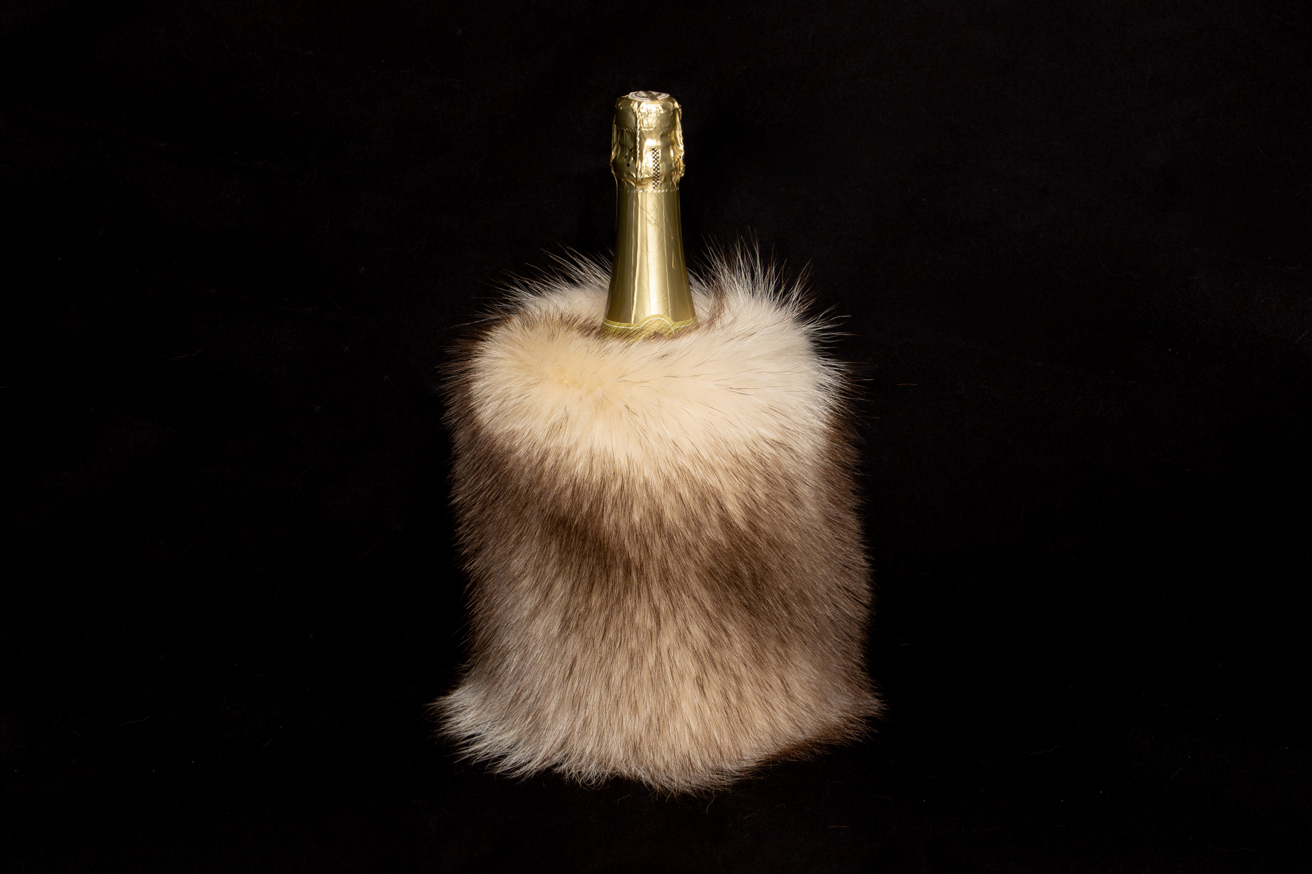 2-7030-Weinkuehler-beigem-kanadischen-Waschbaer-Lars-Paustian Wine Bottle Cooler from Canadian Raccoon Skins