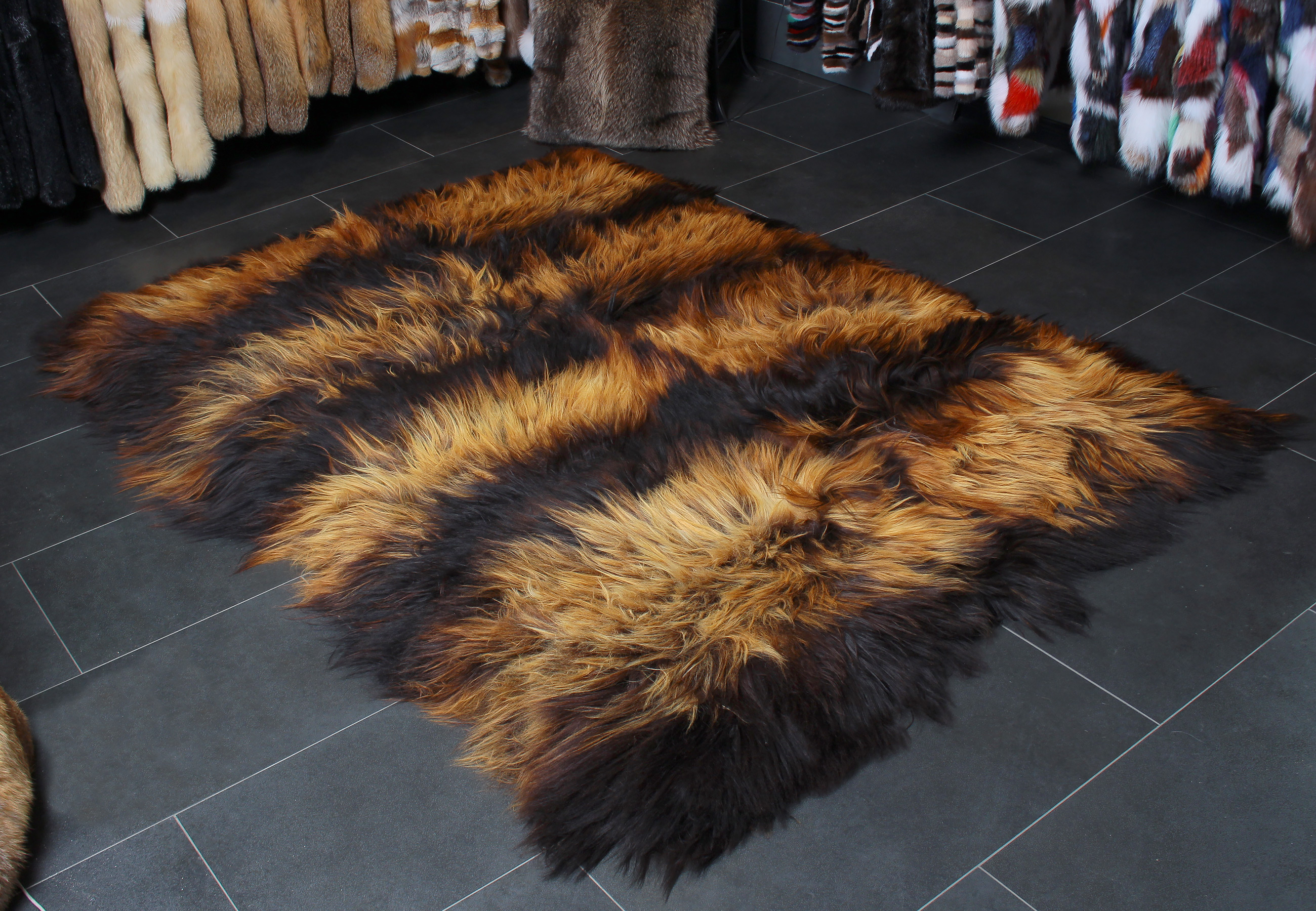 1-4007-feuriger-Lammfell-Teppich-Schwarz-Beige-Lars-Paustian Special Nordic Lamb Fur Carpet in Black Beige