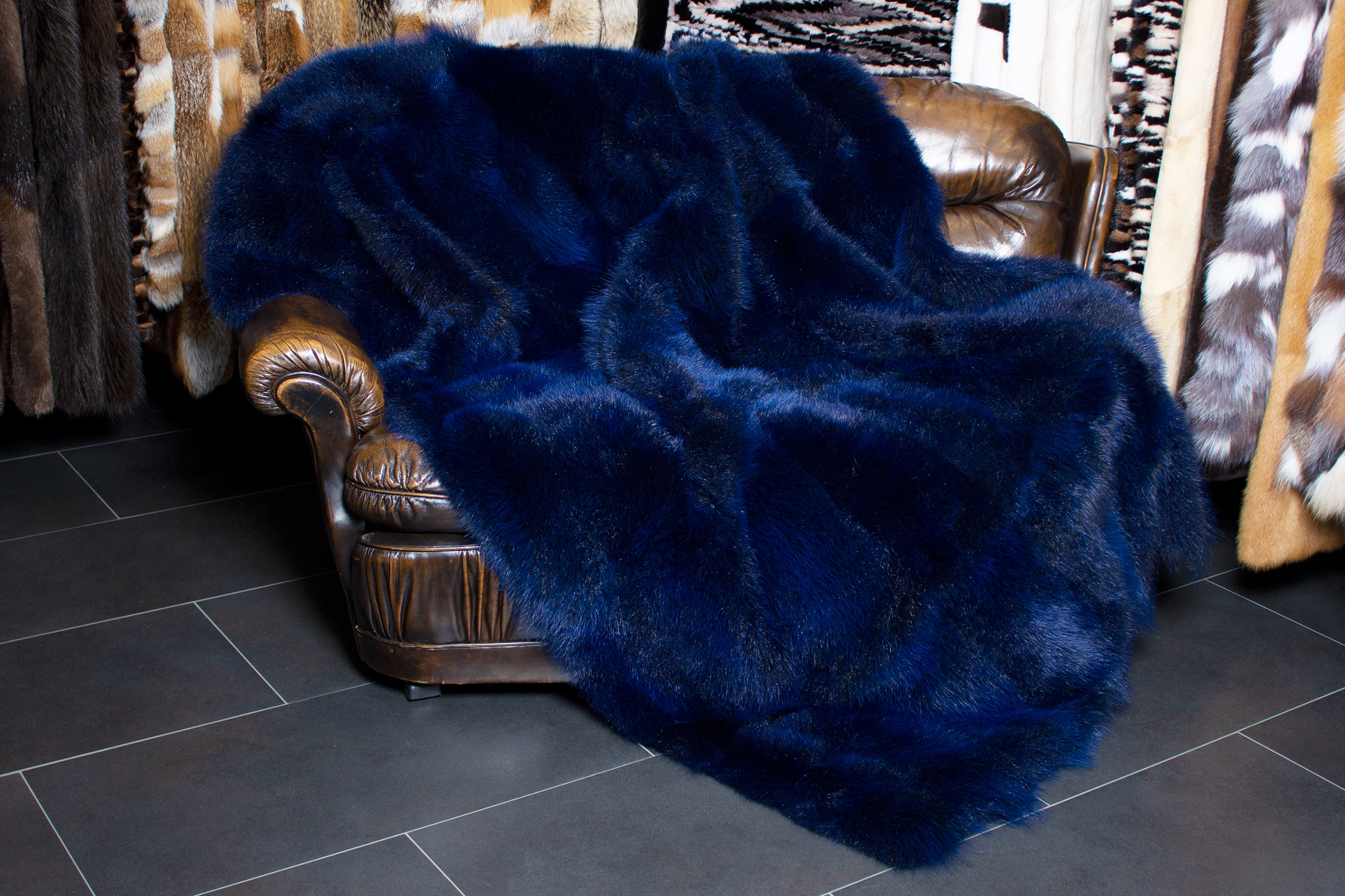 4-1740-Opossum-Pelzdecke-Dunkelblau-Lars-Paustian-Pelze Genuine Possum Fur Throw in Ocean Blue - Wild Fur