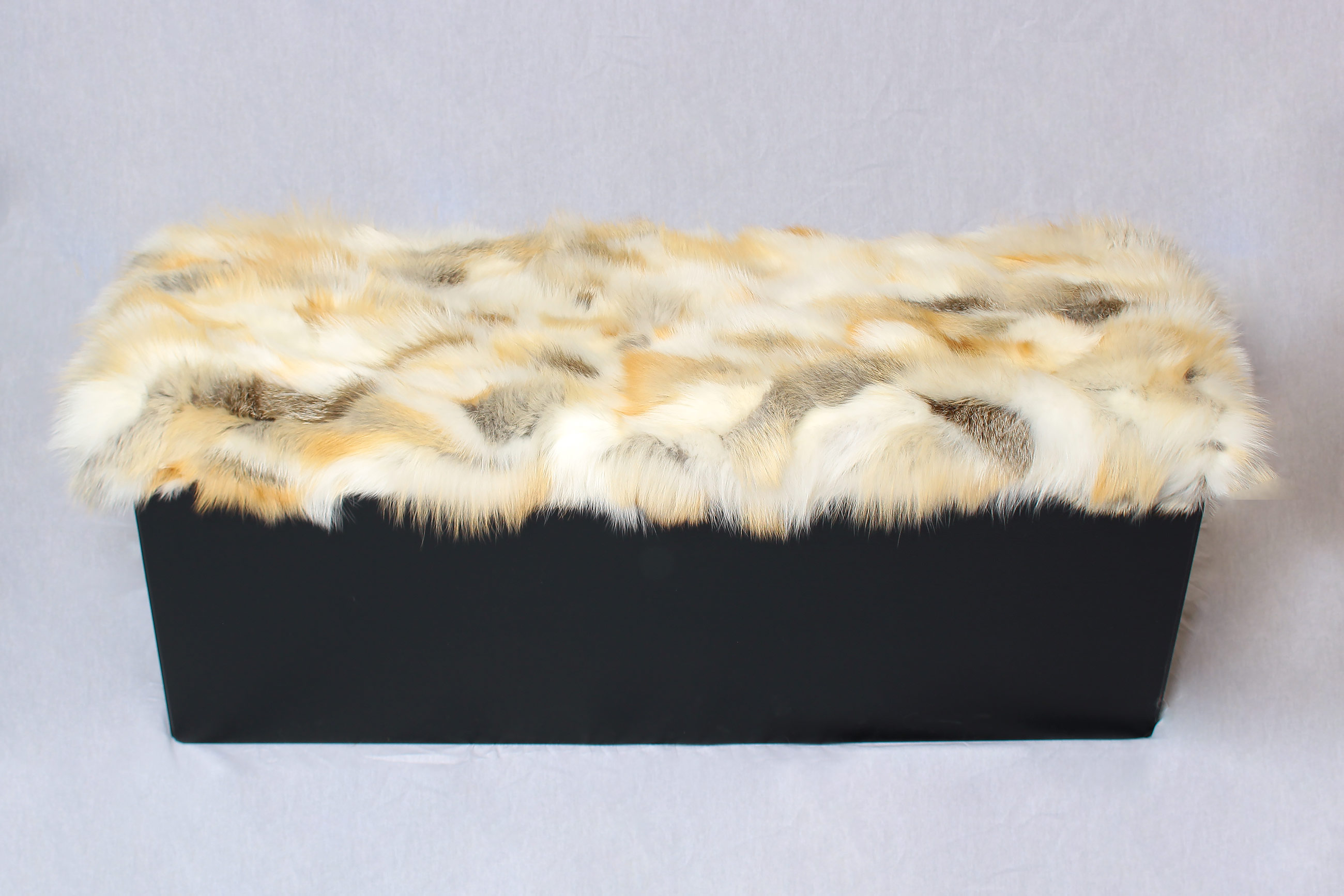 2-3070-Bequeme-Sitzbank-mit-Stauraum-Golden-Island-Fuchs-Bezug-Paustian Genuine Golden Fox Fur Ottoman