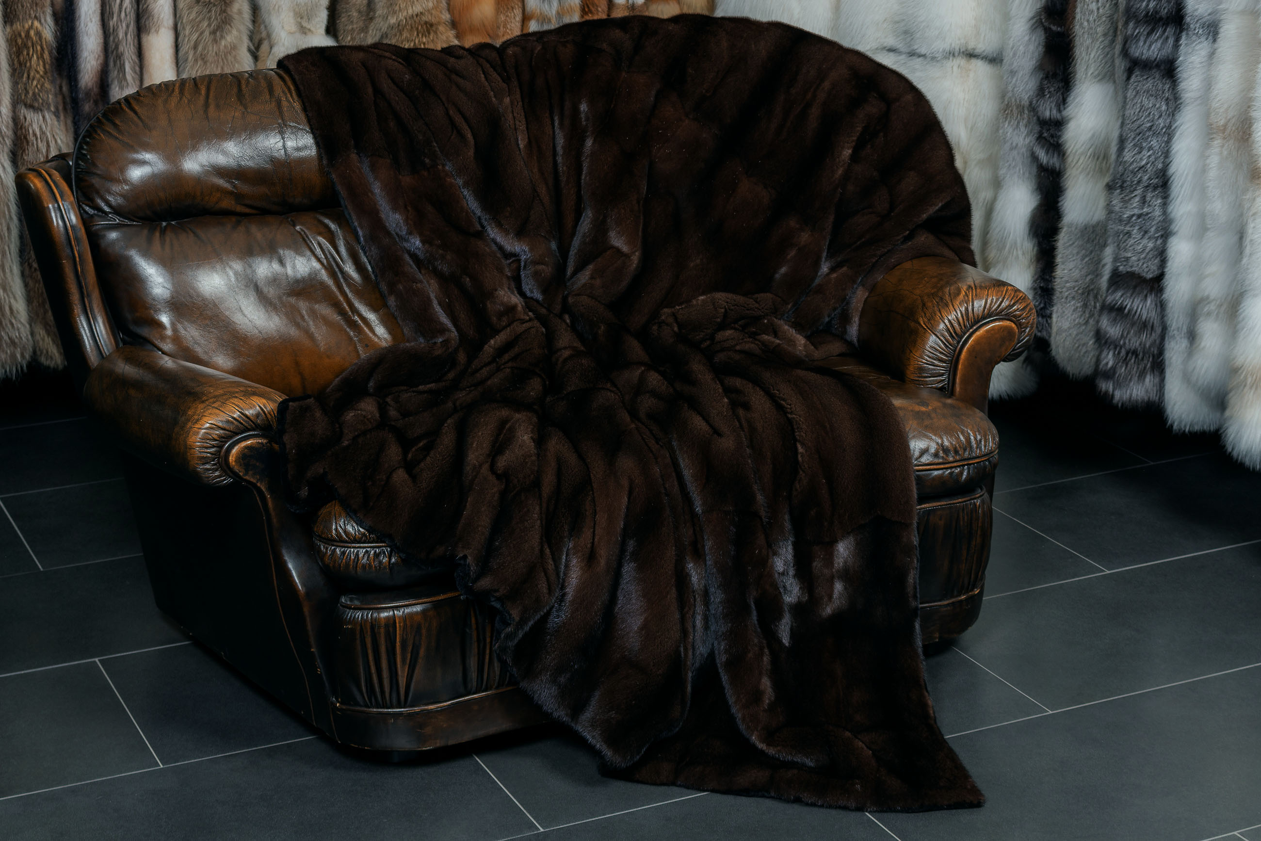 2-7609-Mahagoni-Nerz-Pelzdecke-Schwarzem-Kolinsky-RueckfutterBMoNghBXgFR0O Mahogany Mink Fur Blanket with Black Weasel Lining