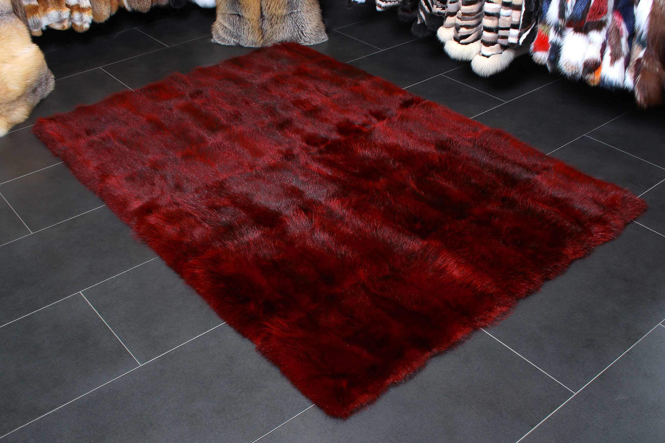 1-2405-Opossum-Echtpelz-Teppich-Rot-Lars-Paustian Special Possum Real Fur Floor Rug