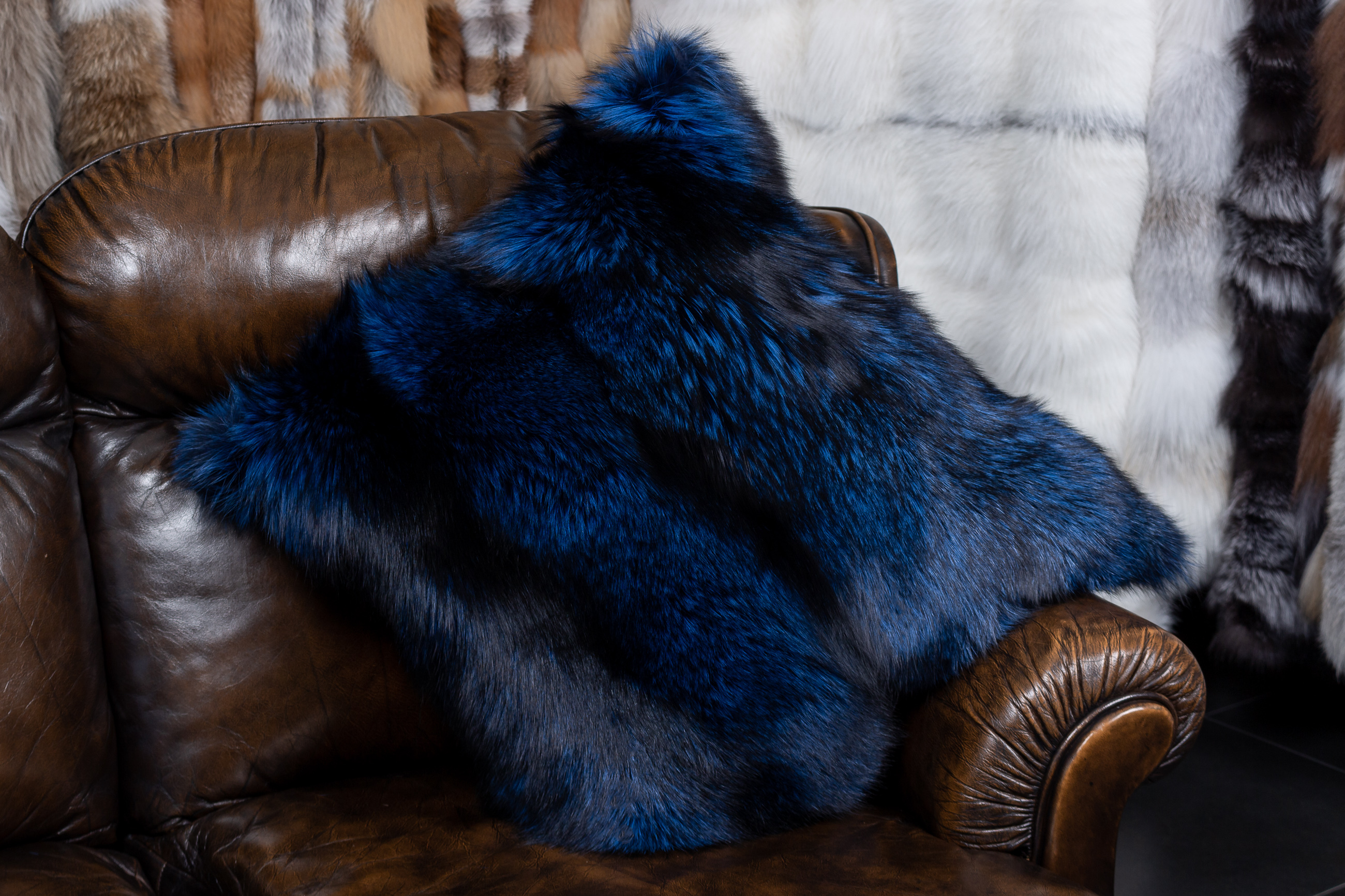 1-1870-Silberfuchs-Echtpelz-Kissen-Royalblau-Lars-Paustian Real Fur Silver Fox Pillow in royal blue