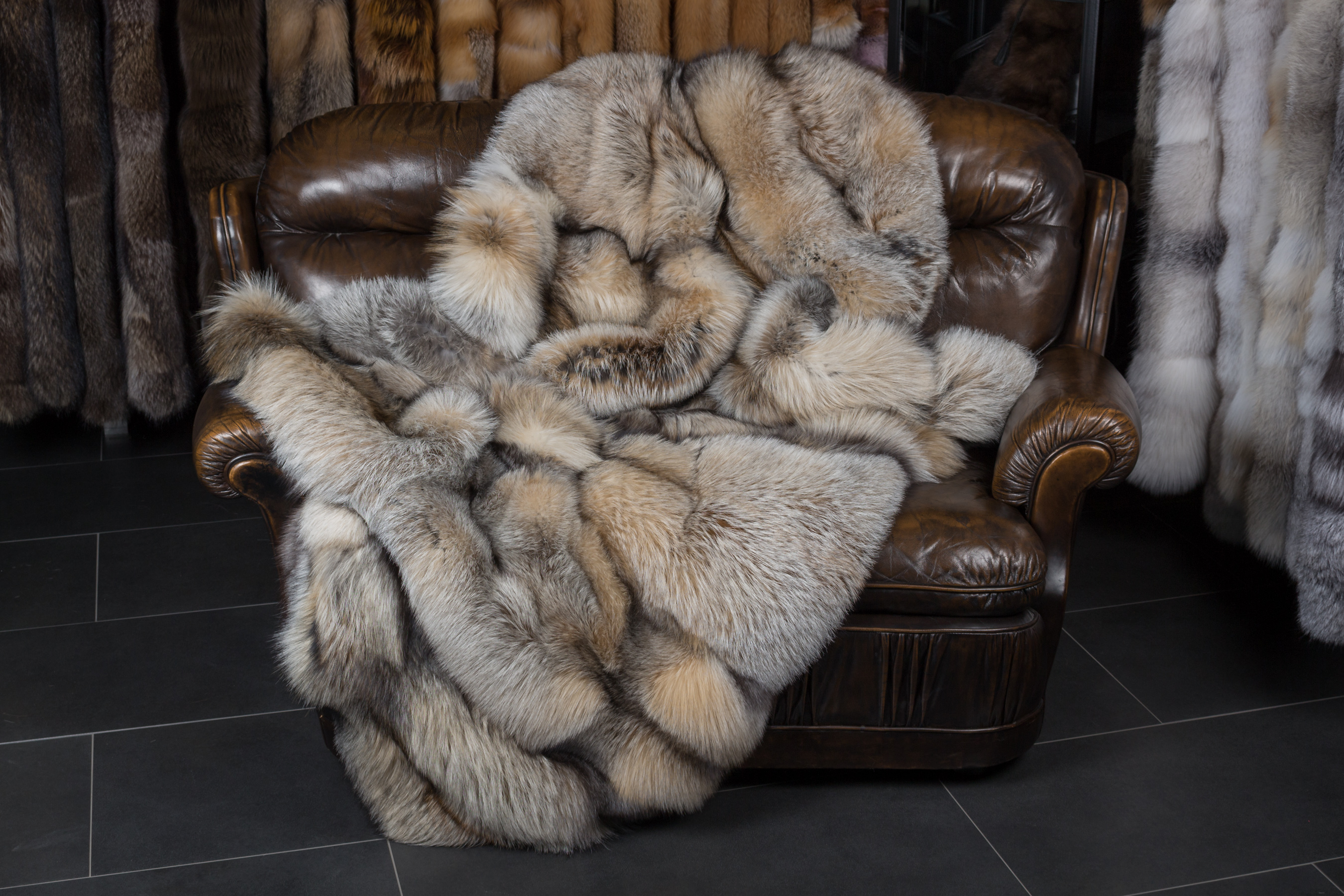 Smokey Fuchs Pelzdecke dunkelbeige (SAGA Fur)