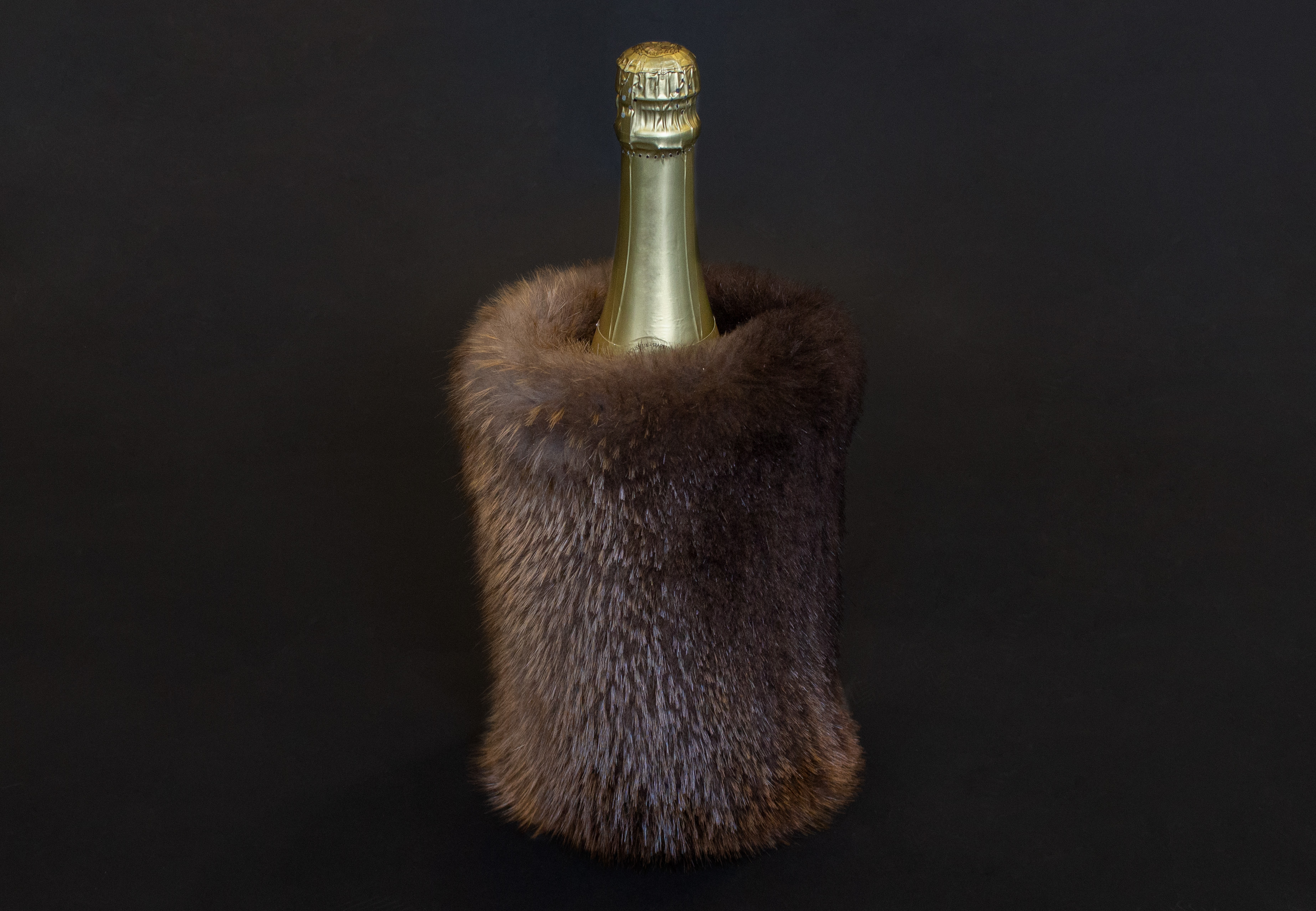 1-4122-Weink-hler-Kanadisches-Biberfell-braun-Sekthusse Wine Chiller made of Canadian Beaver Fur in brown