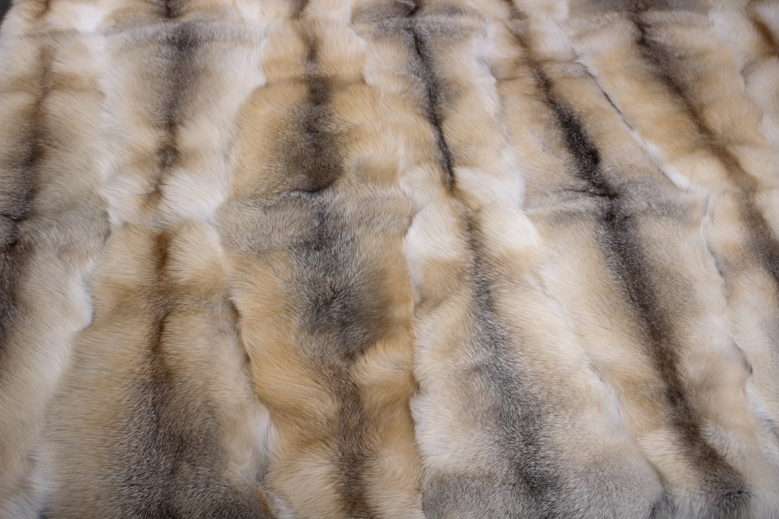 4-2504-Fawnlight-Fuchs-Fellteppich-Lars-Paustian Fawnlight Fur Carpet Natural Colored (SAGA Fur)