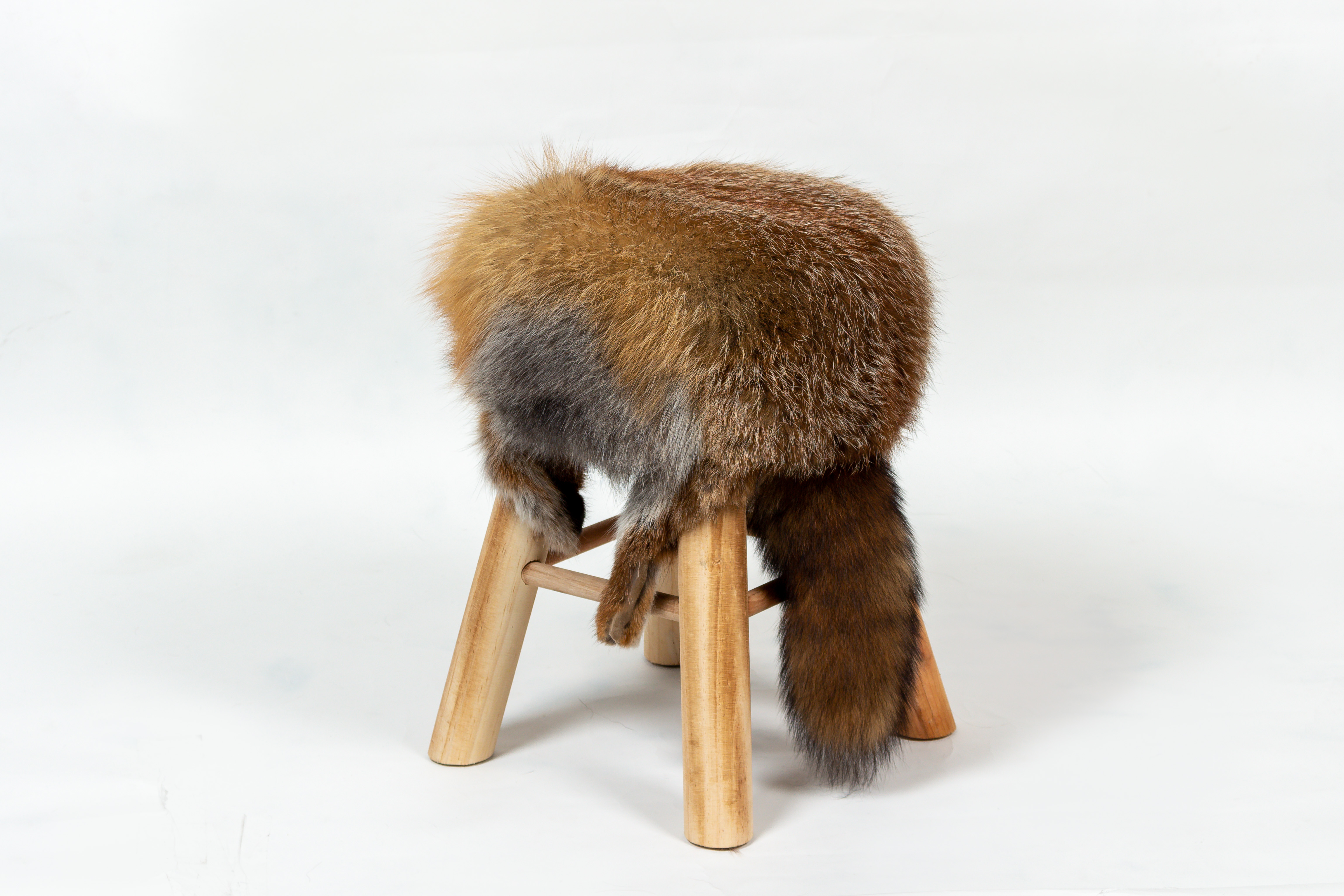 1-9125-Fellhocker-Europaeischen-Rotfuchs-Schweif-Lars-Paustian Red Fox Fur Stool with Fox Tail
