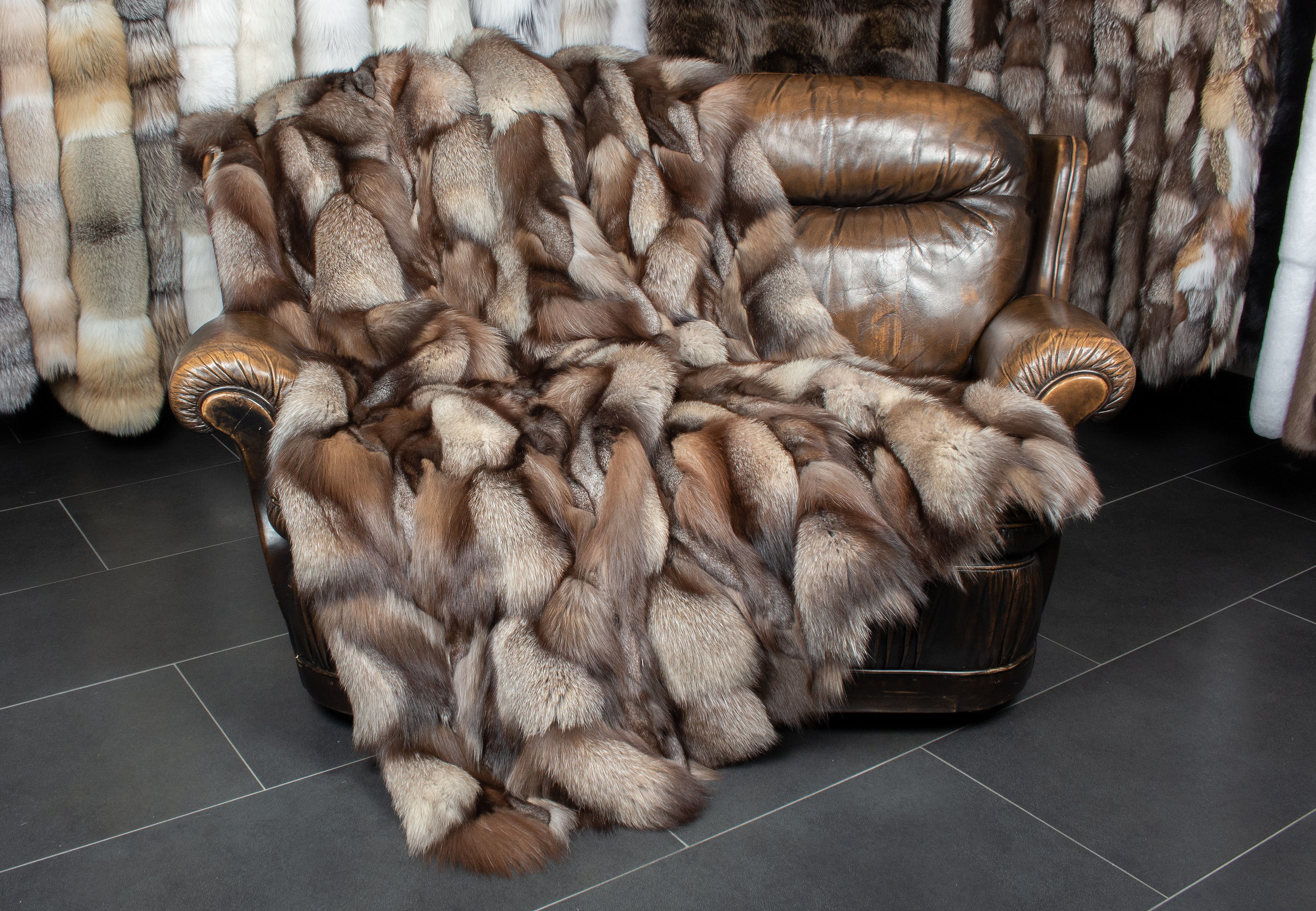 1-7080-Blaufuchspfoten-Felldecke-Eisberg-Felldecke-Echtpelz Blue Fox Paws Fur Blanket "Golden Iceberg"