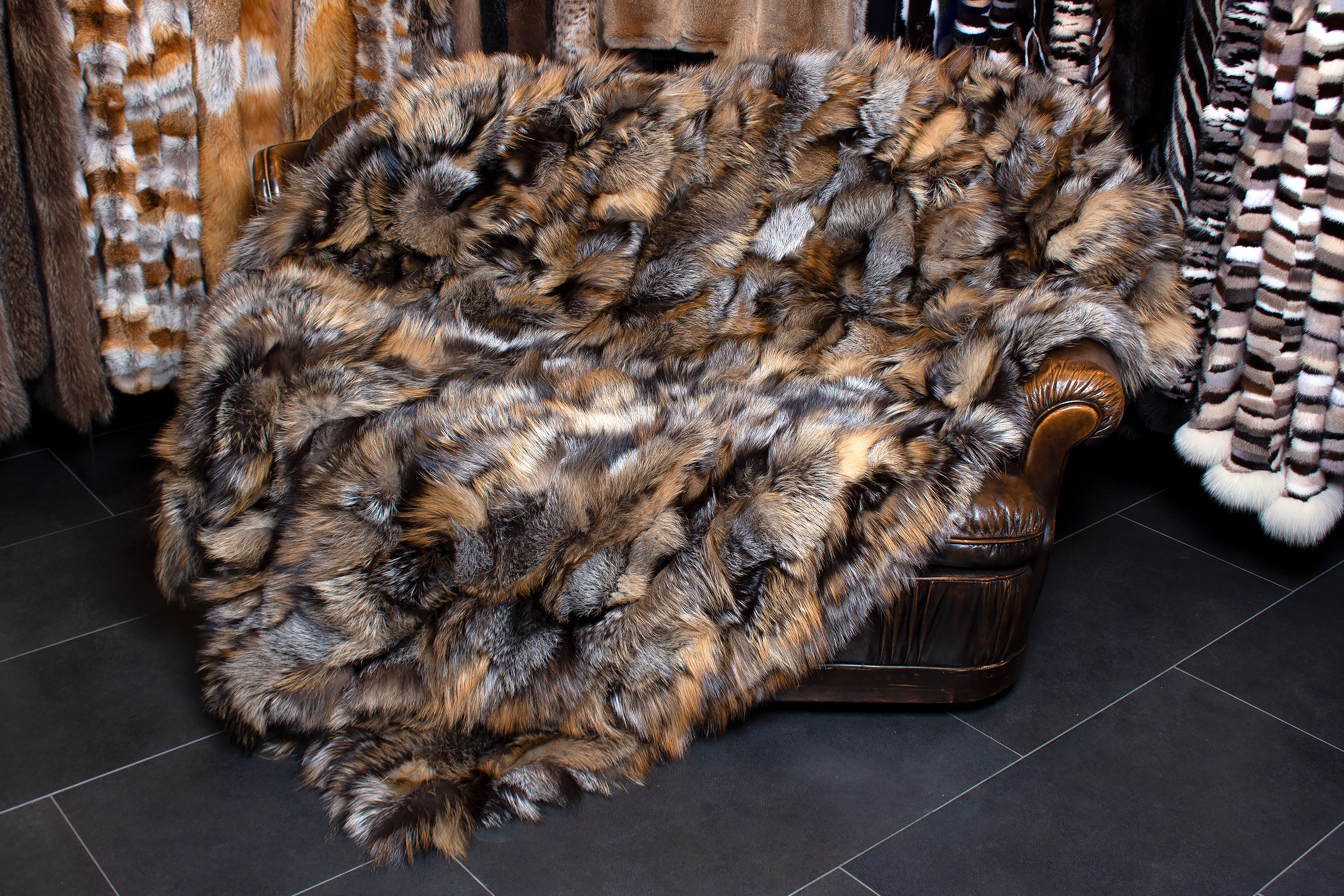 4-5775-Besondere-Golden-Cross-Fuchsseiten-Pelzdecke-Echtfell-Lars-Paustian Special Golden Cross Fox Fur Throw