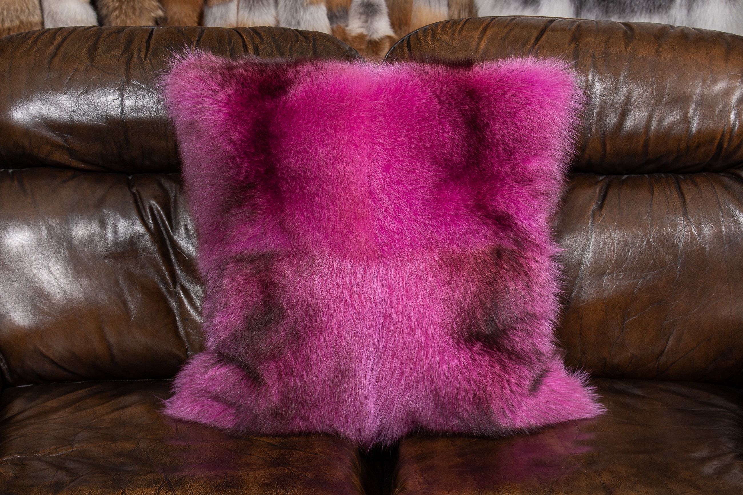 2-3390-Pinkes-Waschbaer-Echtpelz-Kissen-Lars-Paustian Pink Raccoon Fur Pillow - Real Fur