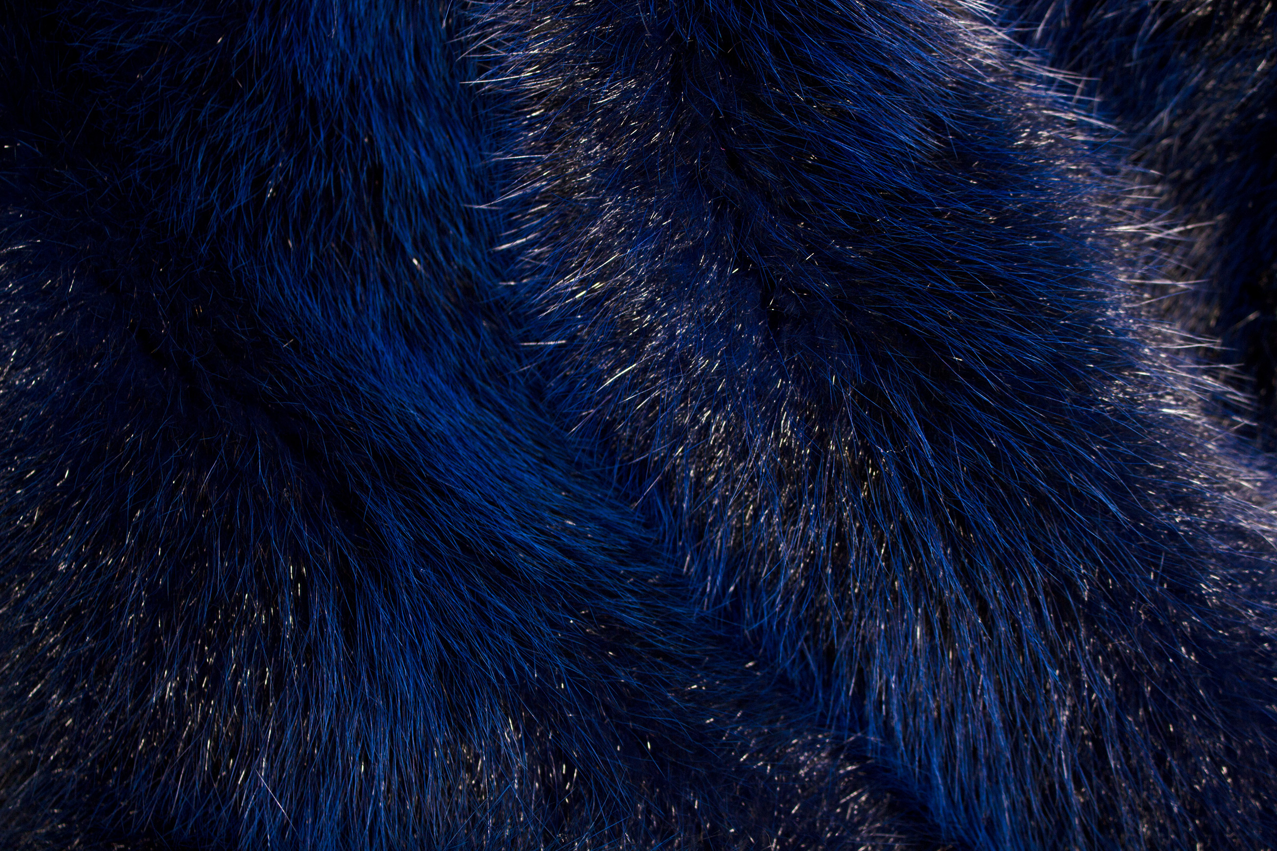6-1740-Opossum-Pelzdecke-Dunkelblau-Lars-Paustian-Pelze Genuine Possum Fur Throw in Ocean Blue - Wild Fur