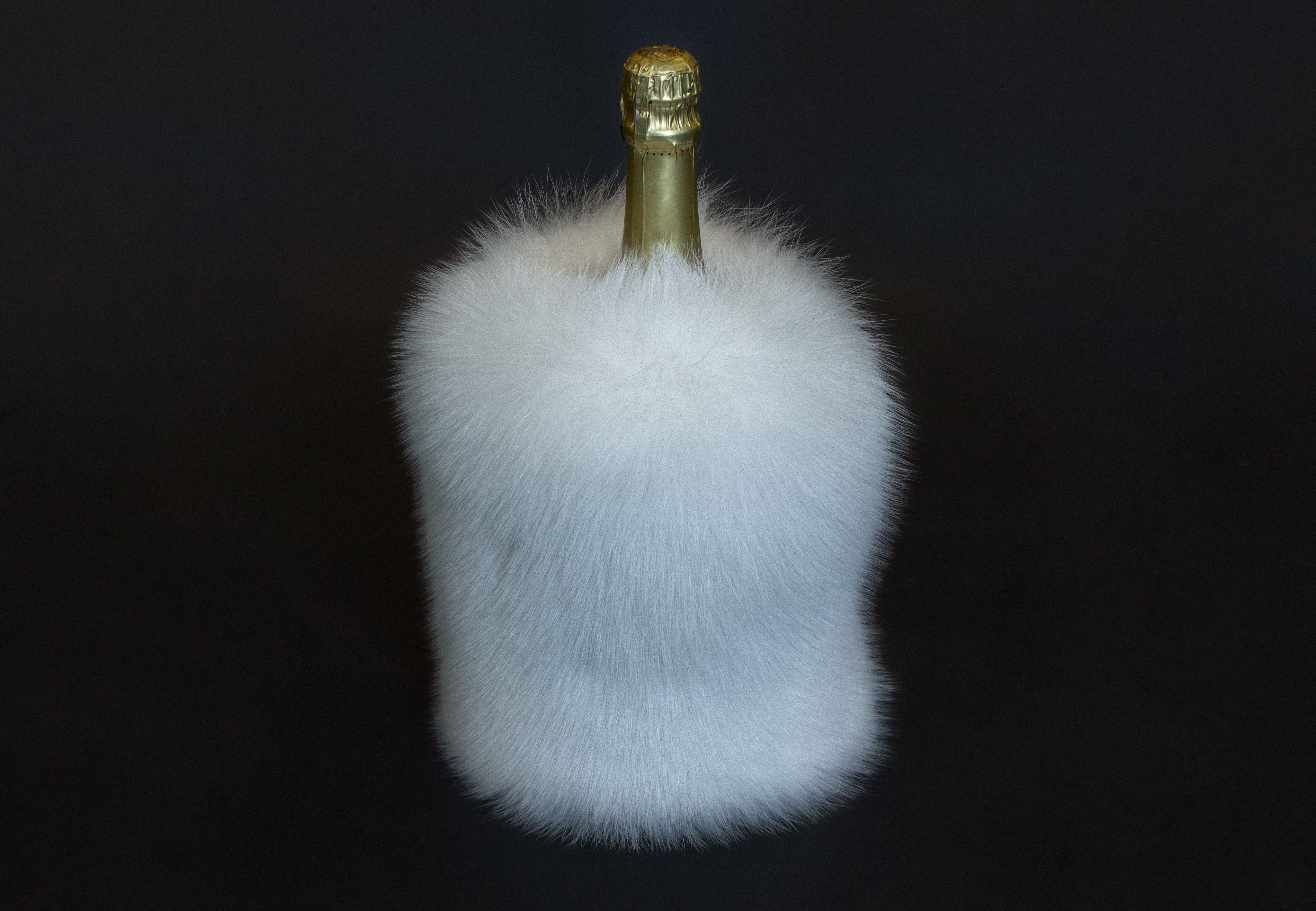 2-3903-Weinhusse-Skandinavischer-Shadowfuchs-weiss-Weinkuehler Wine Cooler made of Scandinavian Shadow Fox