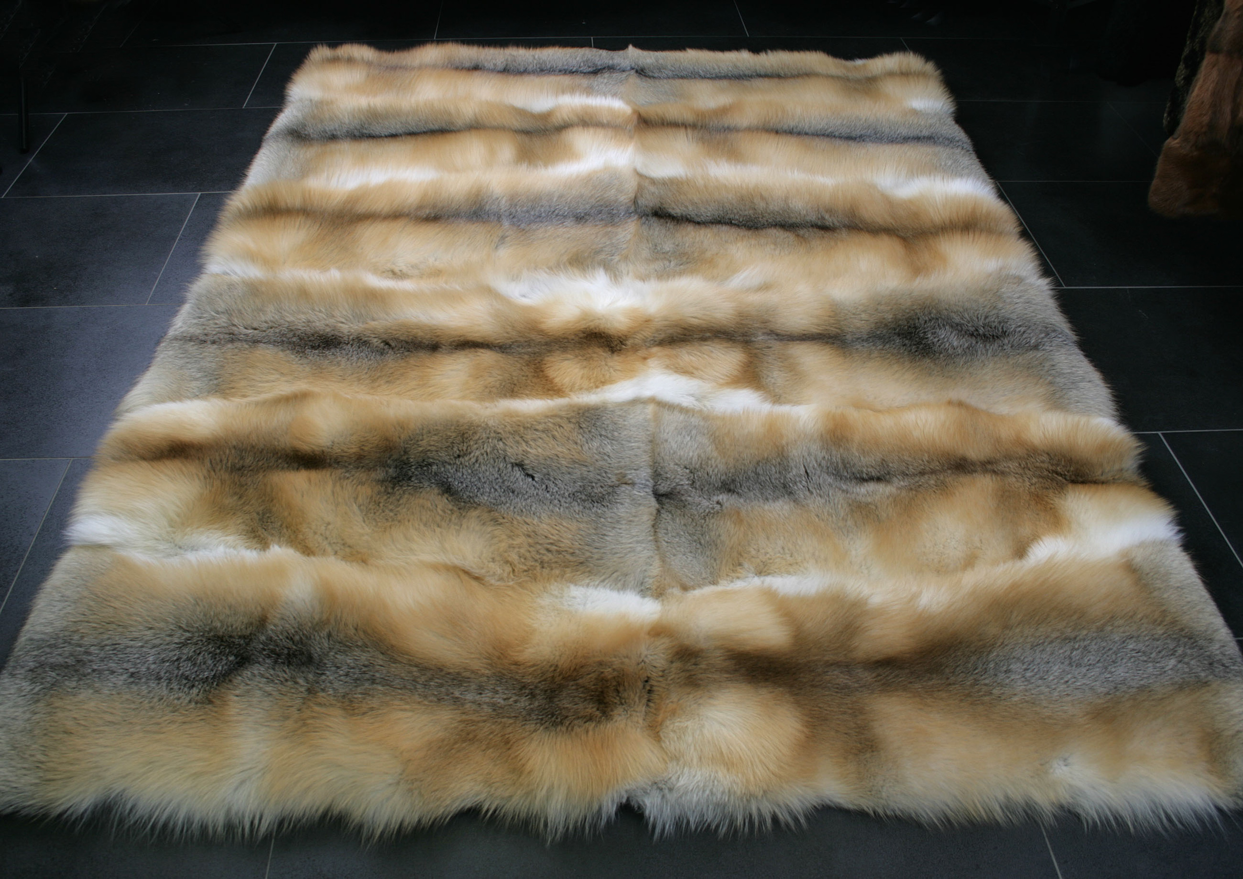 golden-island-fuchs-teppich-2 Fur Carpet from SAGA Golden Island Foxes