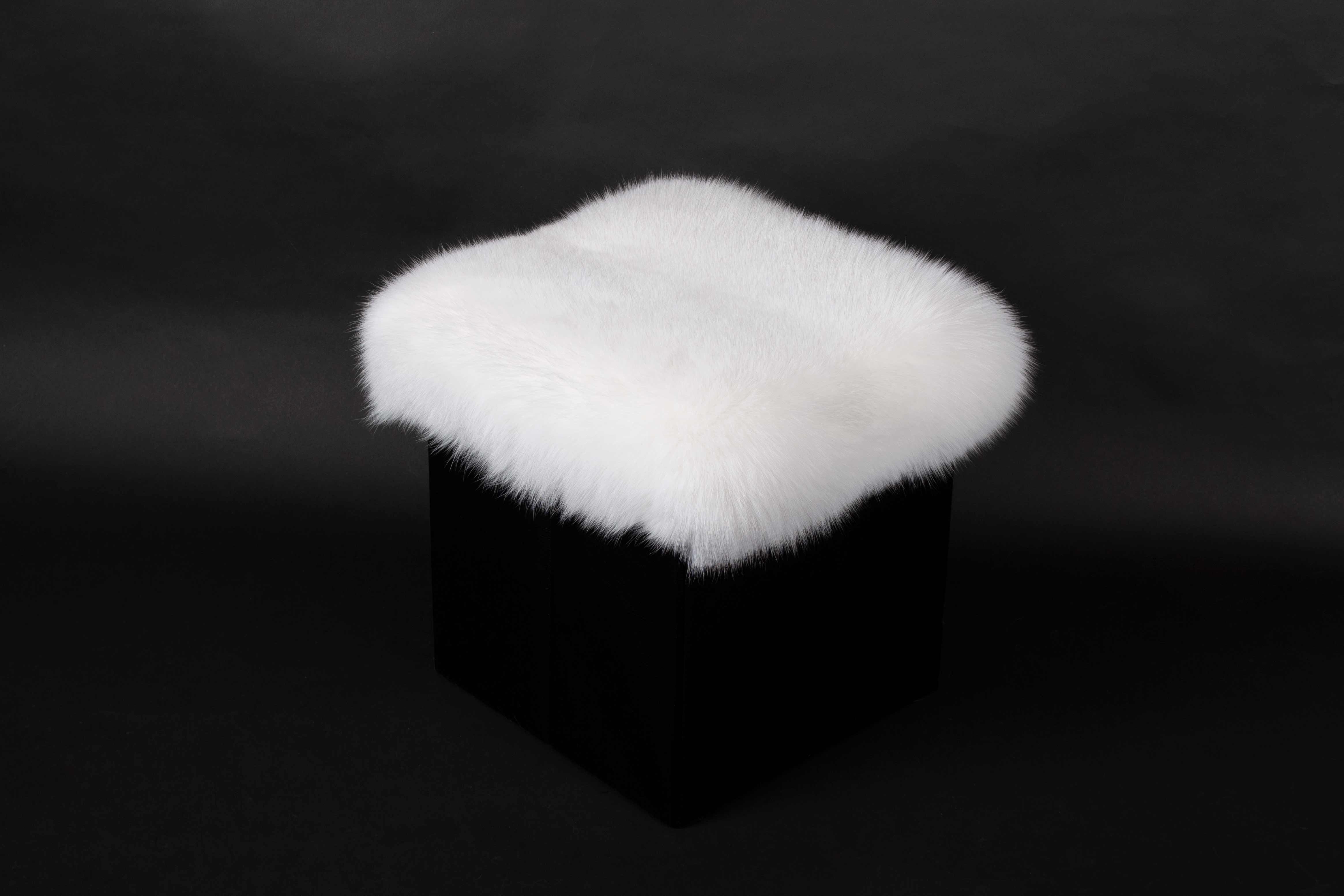 2-4565-Skandinavischer-Shadow-Fuchsfell-Hocker-Echtfell-Lars-Paustian Scandinavian Shadow Fox Foot Stool
