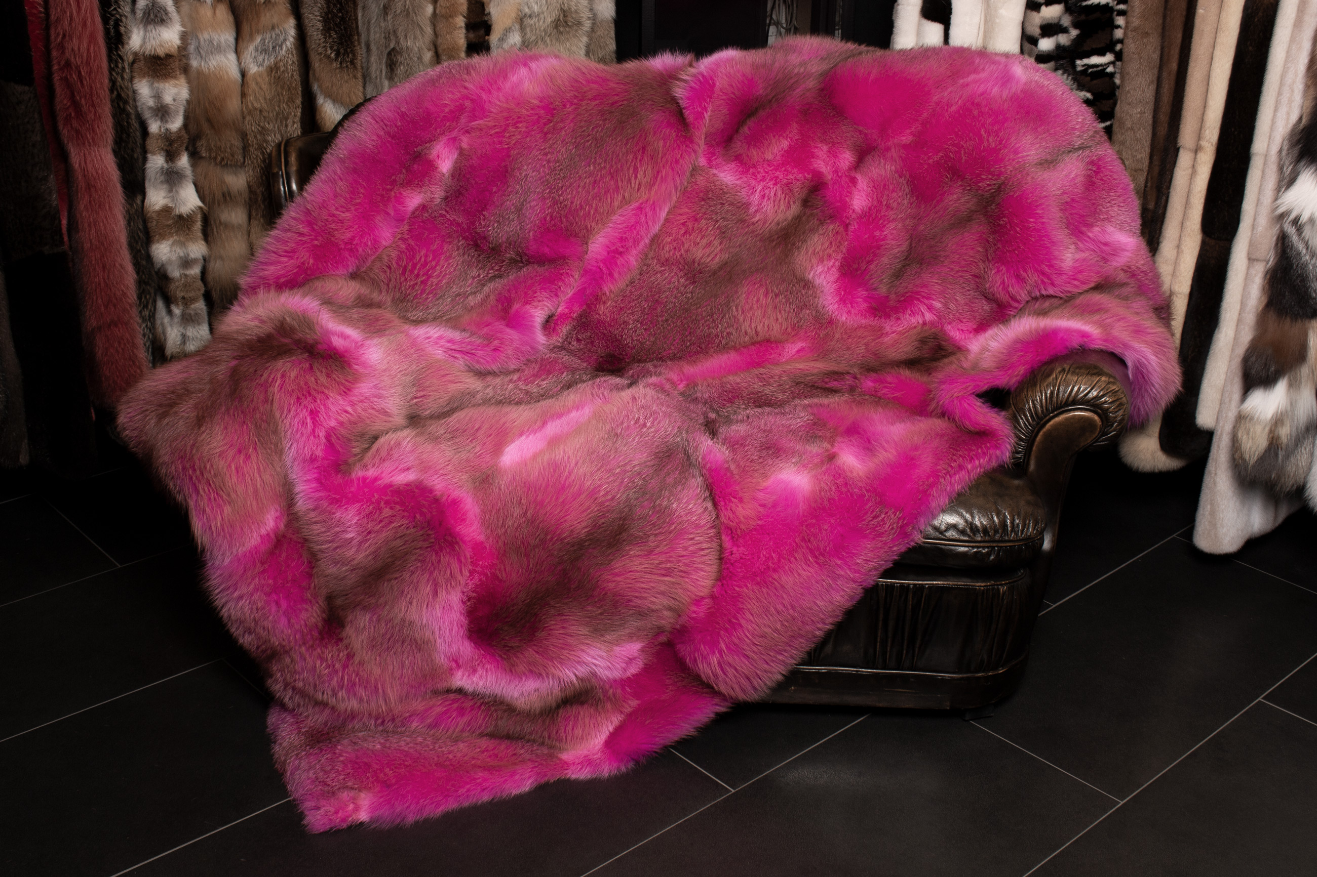 2-4370-Rotfuchs-Echtfell-Pelzdecke-Pink-Lars-Paustian Extravagant Pink Red Fox Real Fur Blanket