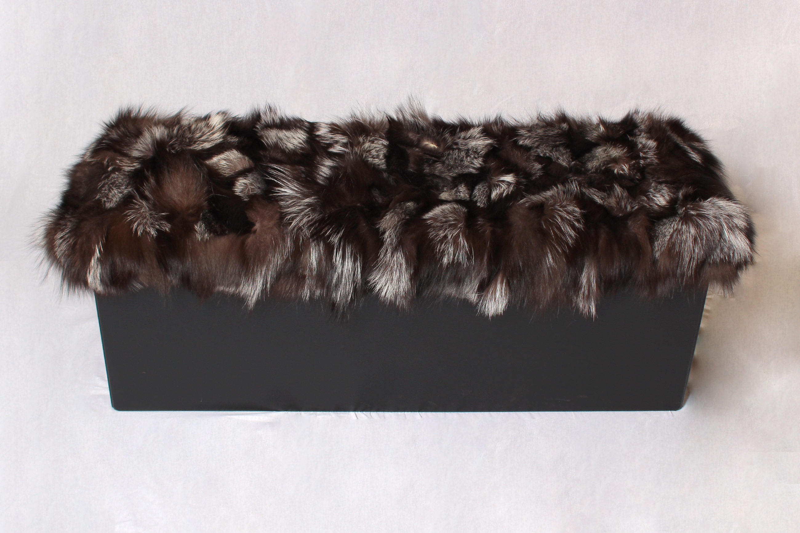 2-3060-Sitzwuerfel-mit-Silberfuchsseiten-Fell-Bezug-Lars-Paustian Sitting Chair with Silver Fox Fur Sides