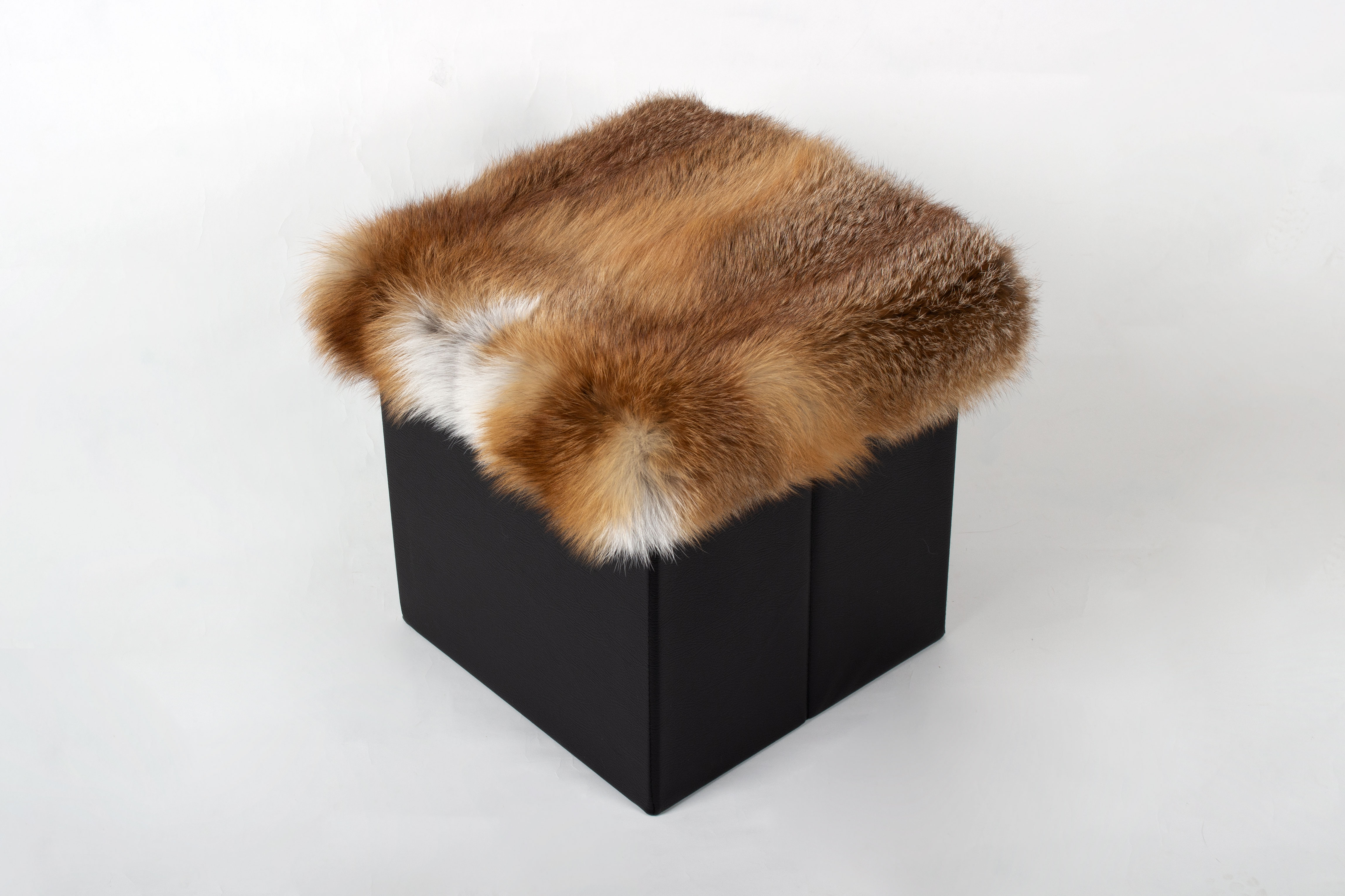 1-4560-Europaeischer-Rotfuchs-Sitzhocker-Wildware-Lars-Paustian European Red Fox Fur Seat Cube