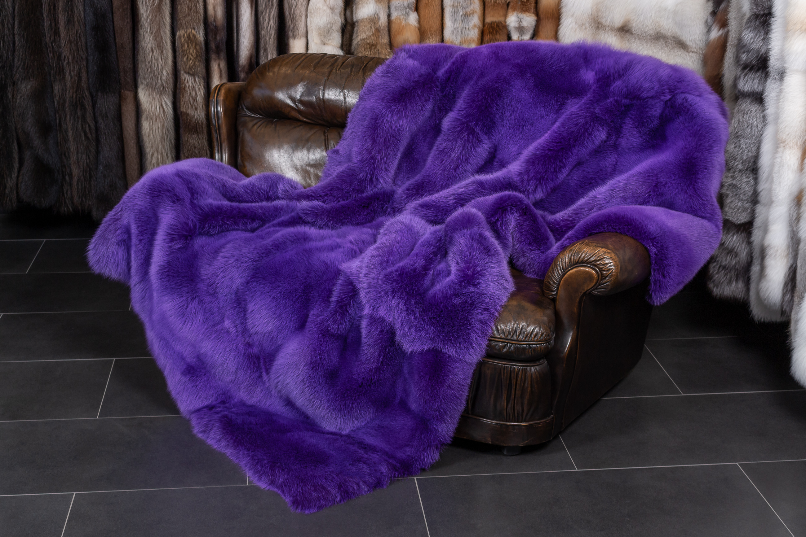 1-5525-Echtpelz-Blaufuchs-Felldecke-Lila-Lars-Paustian Real Fur Blue Fox Blanket in Purple