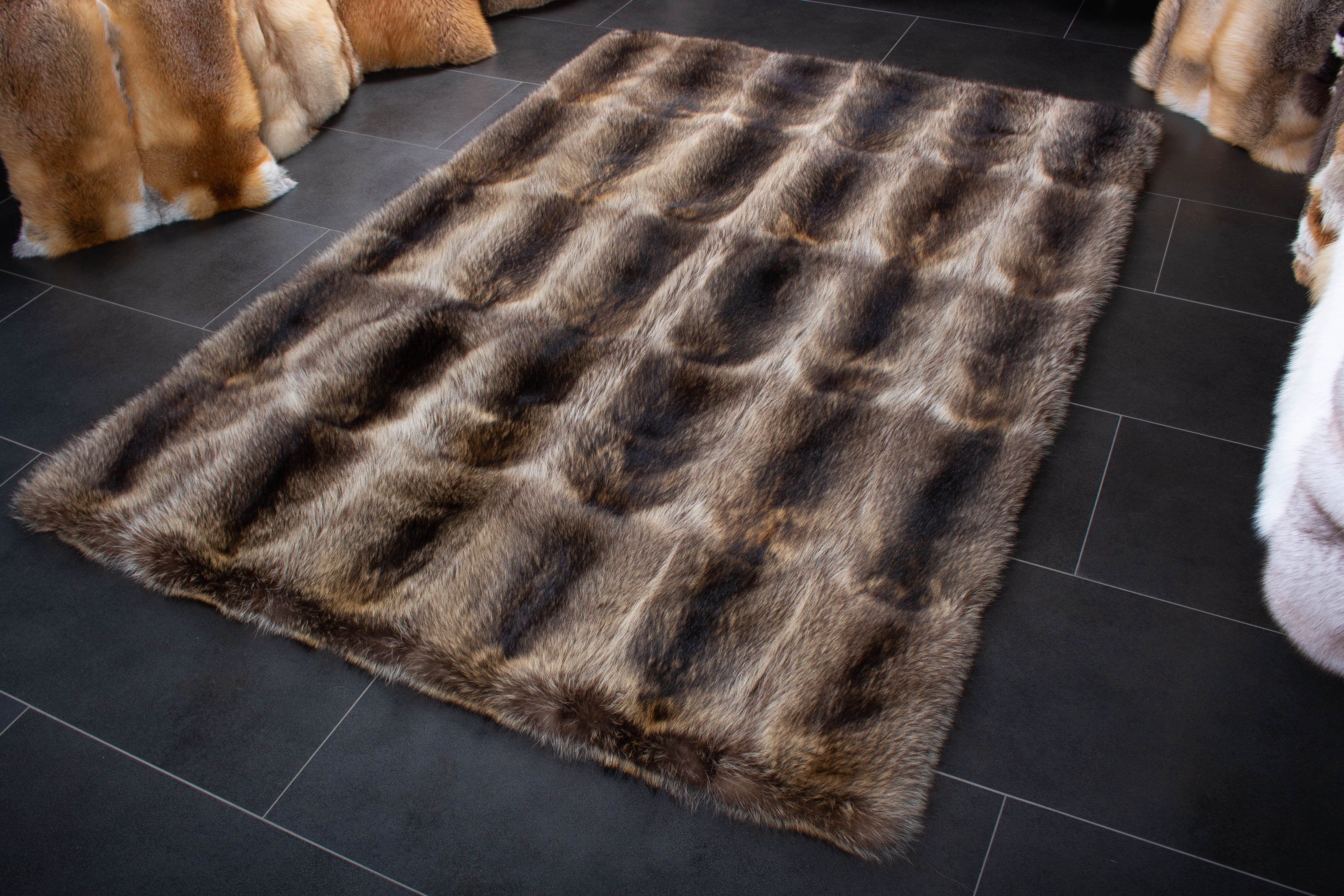 3-3101-Kanadischer-Waschbaer-Fellteppich-Wildware-Lars-Paustian Canadian Raccoon Fur Carpet Wild Fur