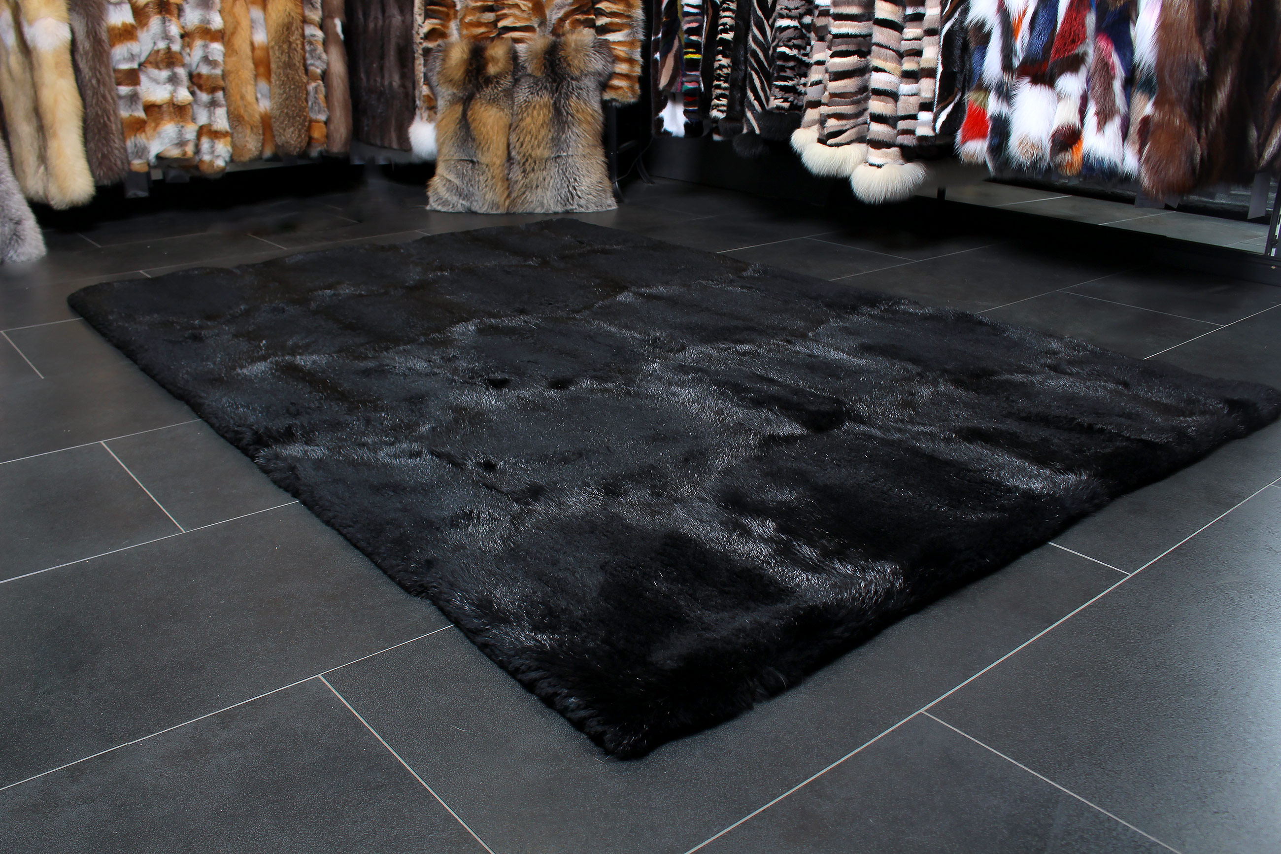 4-5540-Kanadischer-Biber-Echtfell-Teppich-Schwarz-Lars-Paustian Canadian Beaver Fur Carpet - Wild Fur