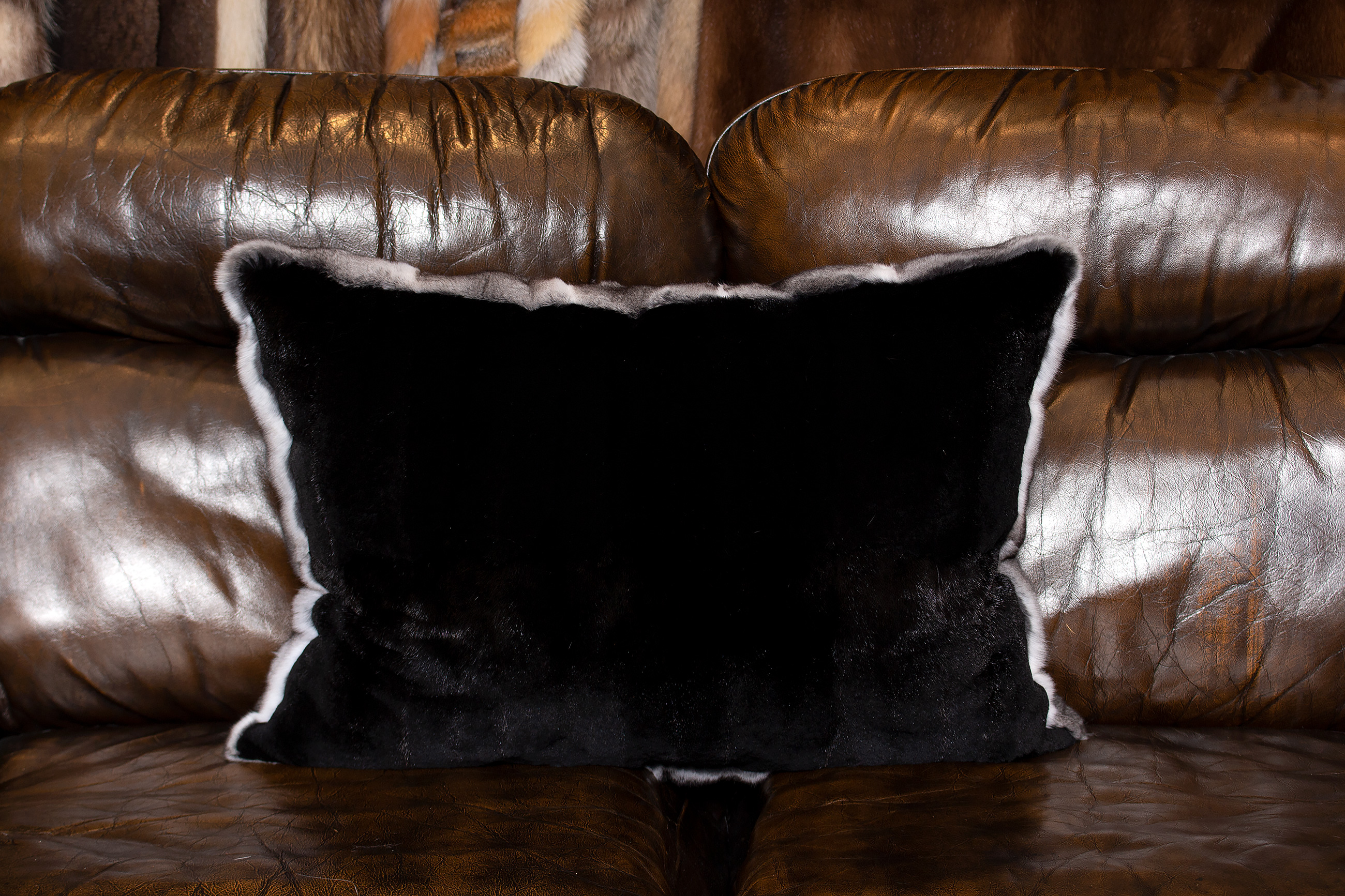 6-2340-Chinchilla-Echtpelz-Kissen-Kolinsky-Rueckfutter-Lars-Paustian Genuine Chinchilla Fur Cushion with Plucked Mink Backing