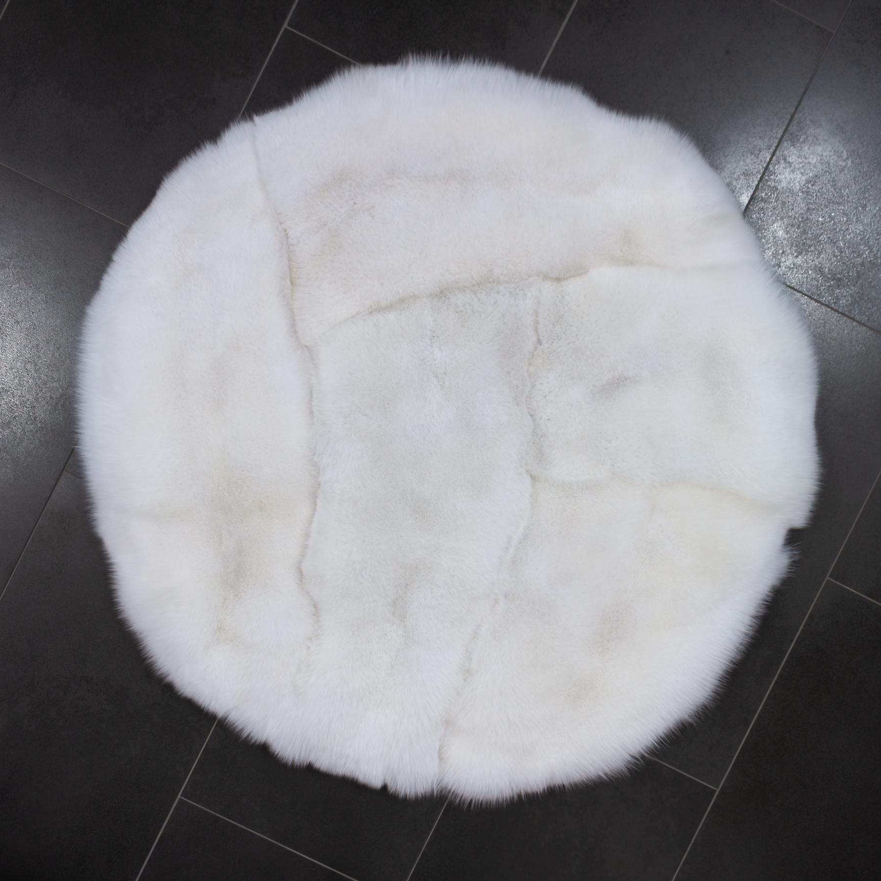 2-5325-Runder-Fuchs-Fellteppich-Skandinavischen-Shadow-Fuechsen Round Shadow Fox Rug made with Scandinavian Foxes