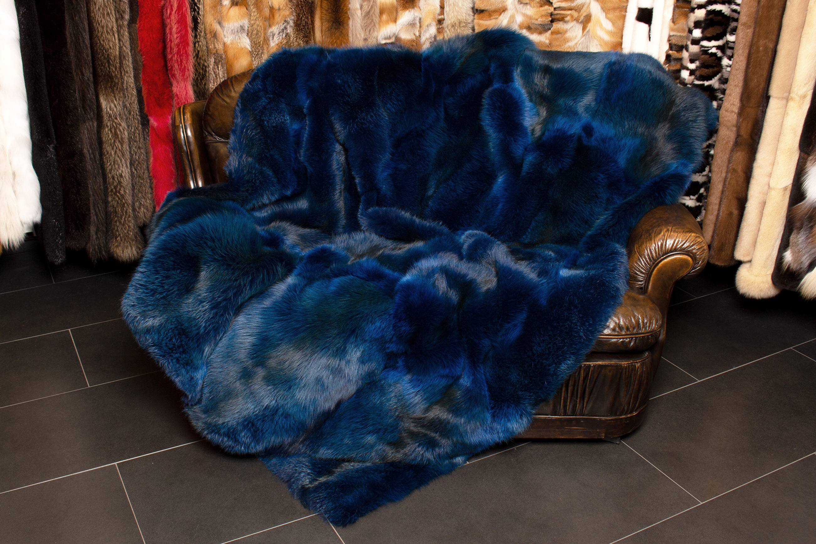 1-4360-Flauschige-Echtpelz-Rotfuchs-Decke-Marineblau-Lars-Paustian Fluffy Real Fur Red Fox Blanket in Ocean Blue